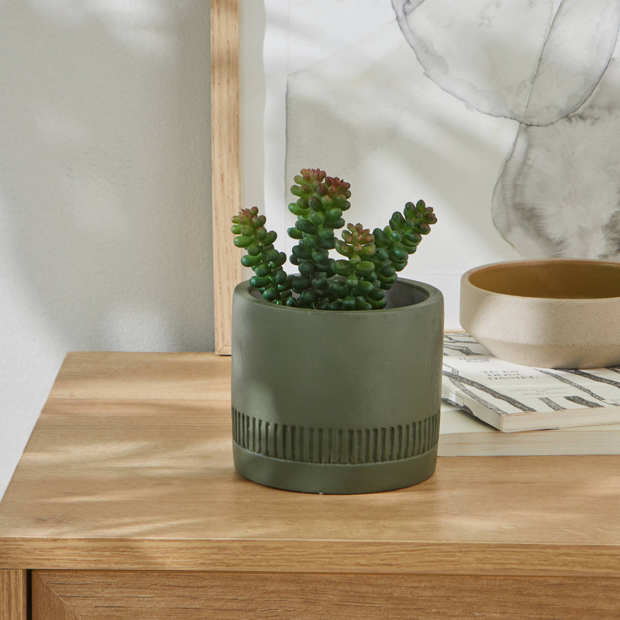 Plante verte artificielle et pot en ciment
