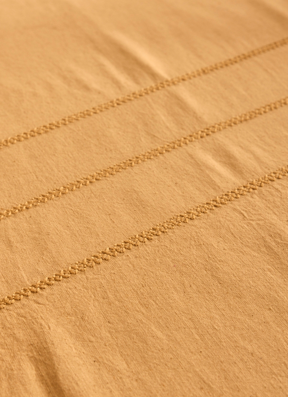 NAPPE BRODÉE AU CENTRE AVEC POINT TON SUR TON OSIER