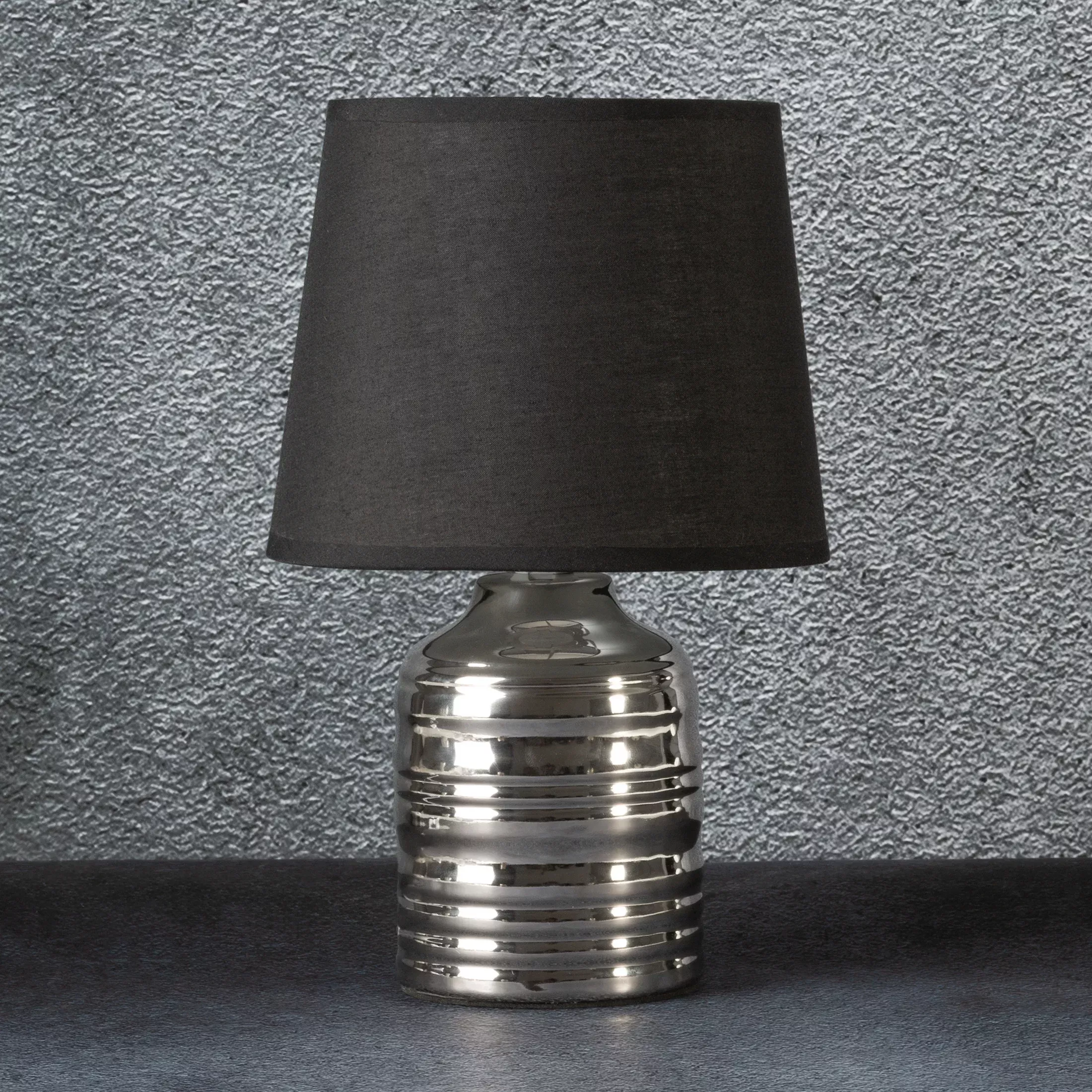 Lampka ceramiczna czarno-srebrnazdobiona wytłaczanym wzorem średnica 18x28 cm AMELA