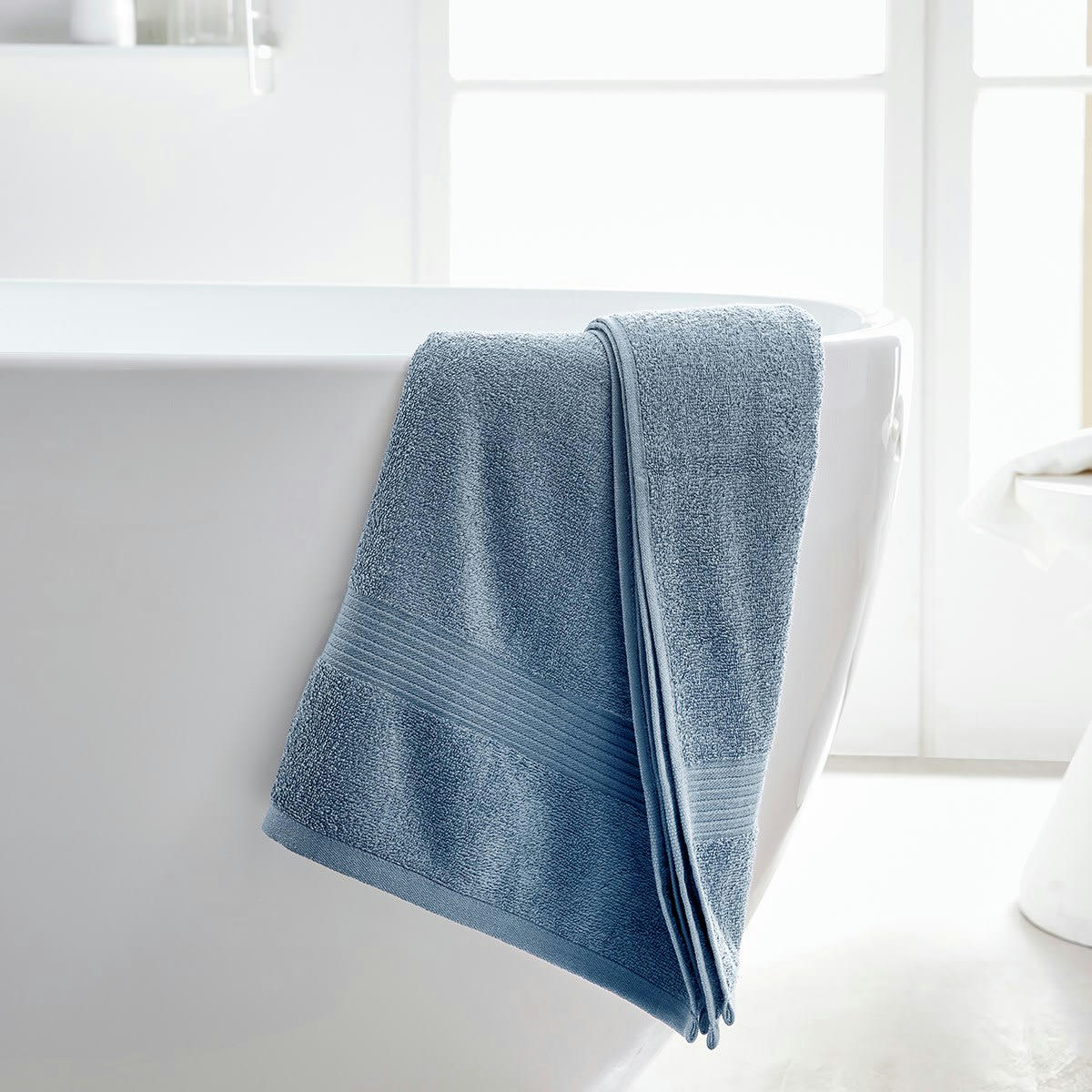 MEVAK BAÑO - Maxi drap de bain uni en coton bleu ardoise 90x150