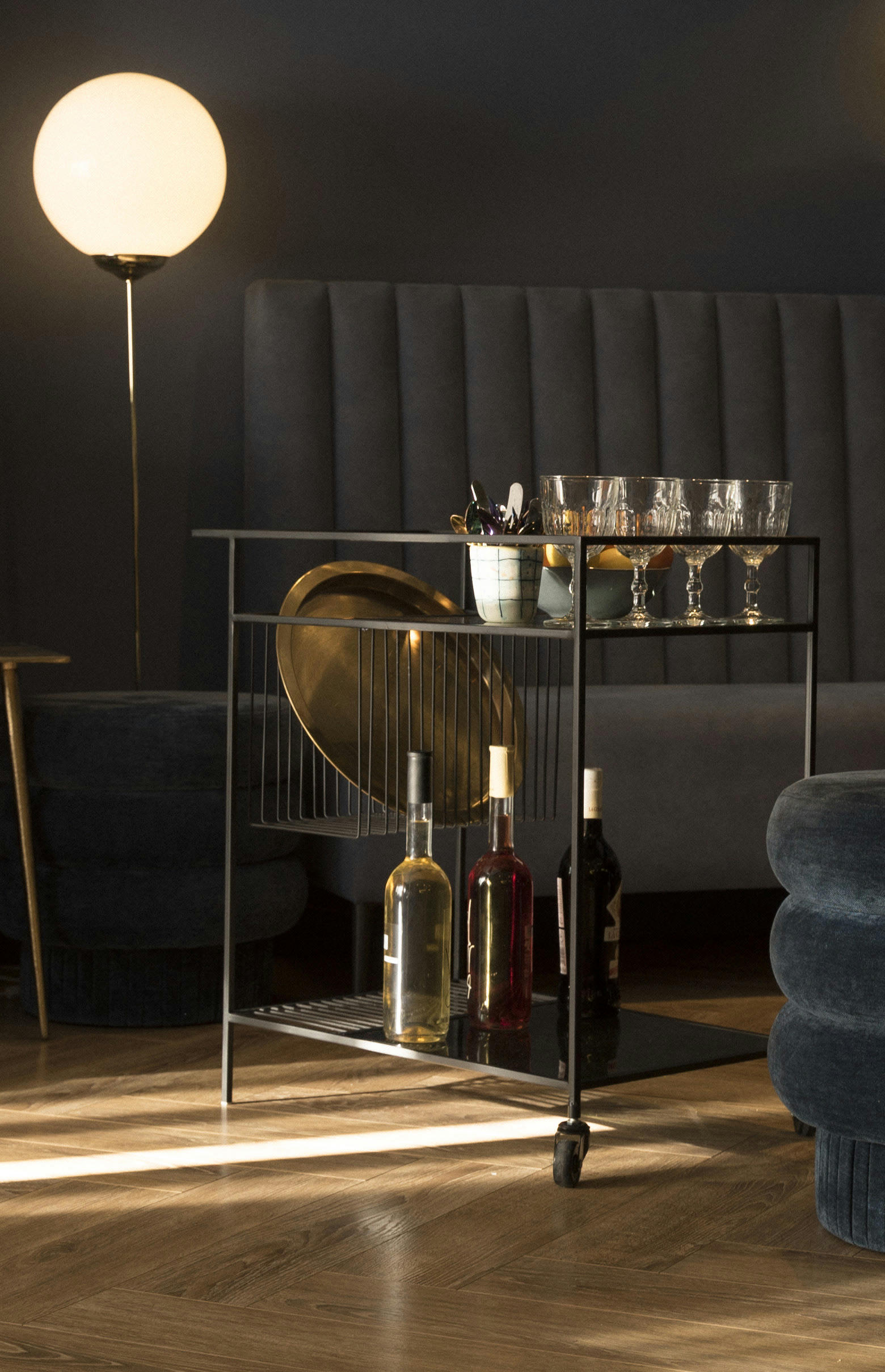 FANTINE - Desserte avec roues en fer et verre trempé noir.