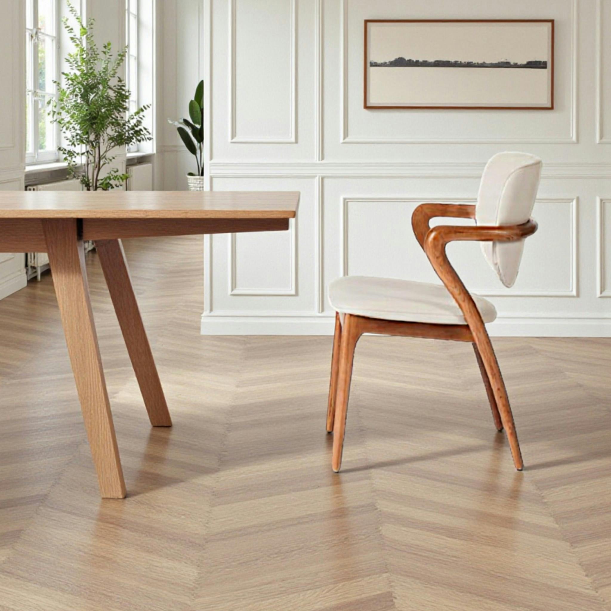 Chaise en cuir gris clair, accoudoirs bois brun ALDER