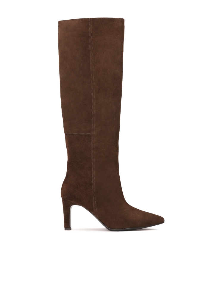 Elegant brown suede boots