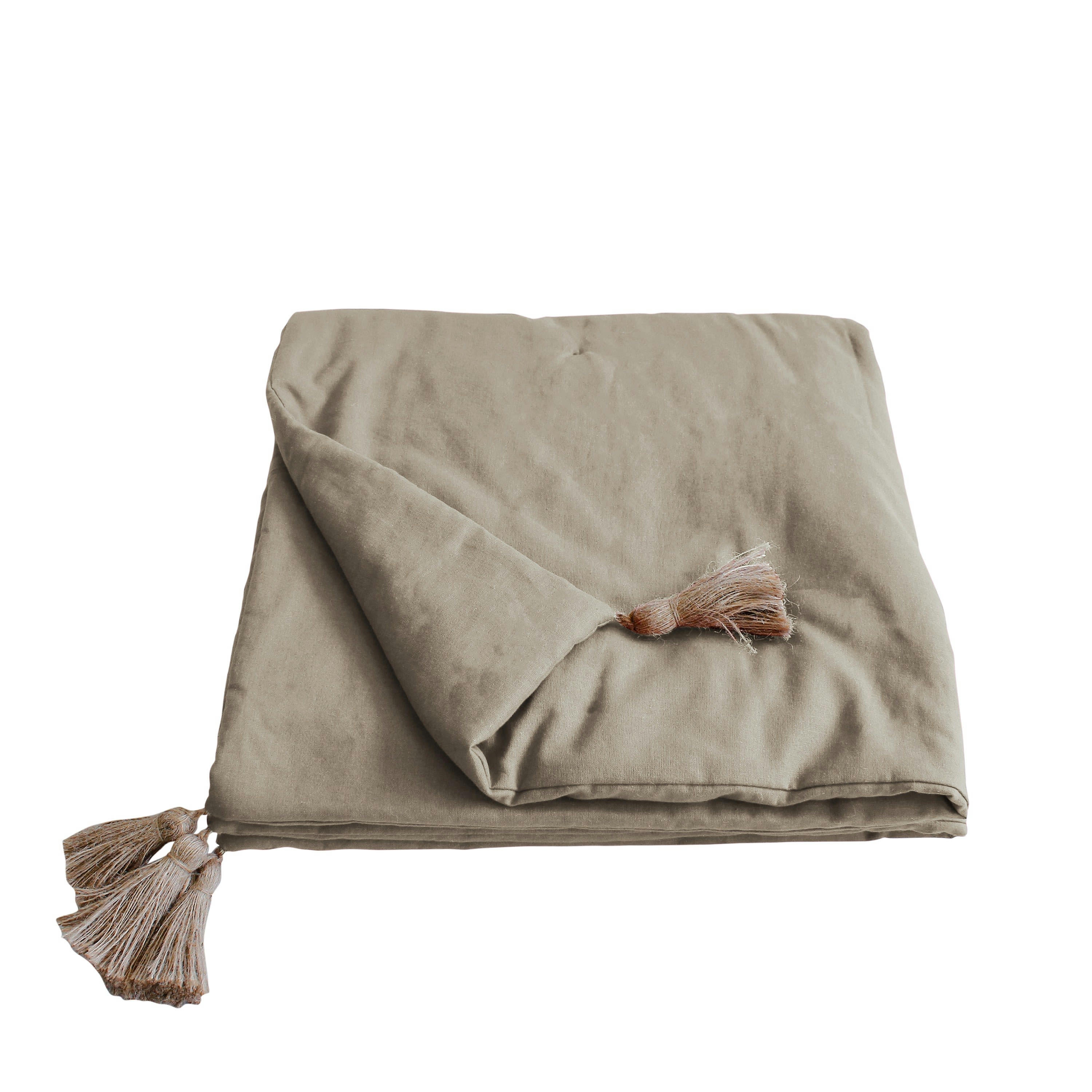 - Coussin à pompons matelassé en coton naturel 50 x 70 cm