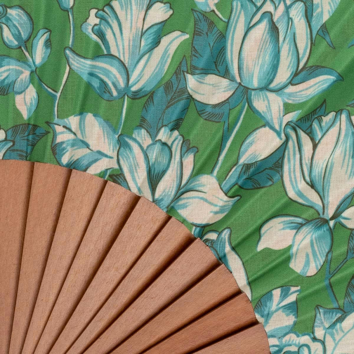 - Éventail en bois de merisier et coton imprimé fleuri vert