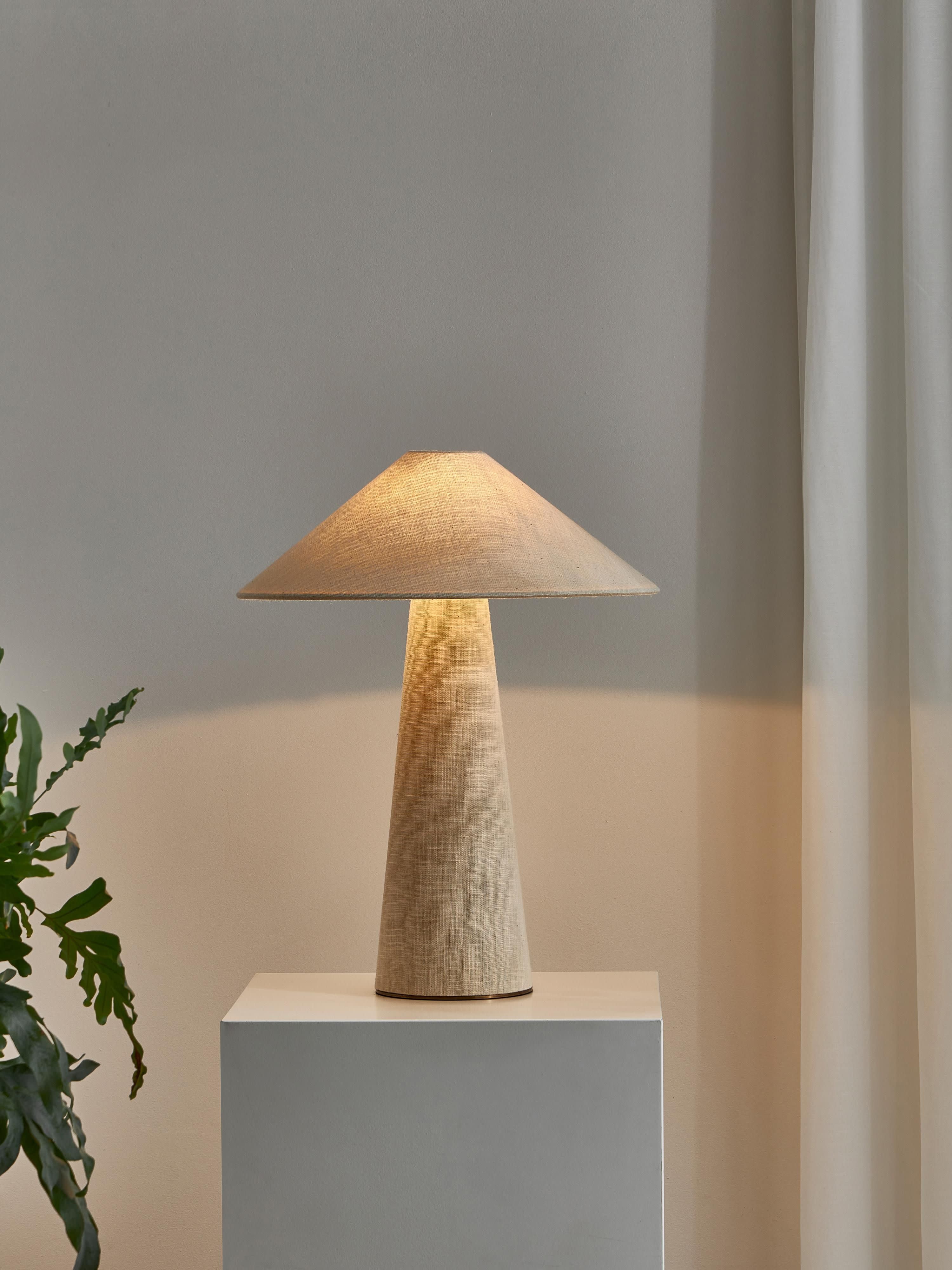 Große Tischlampe Ilena aus Leinen