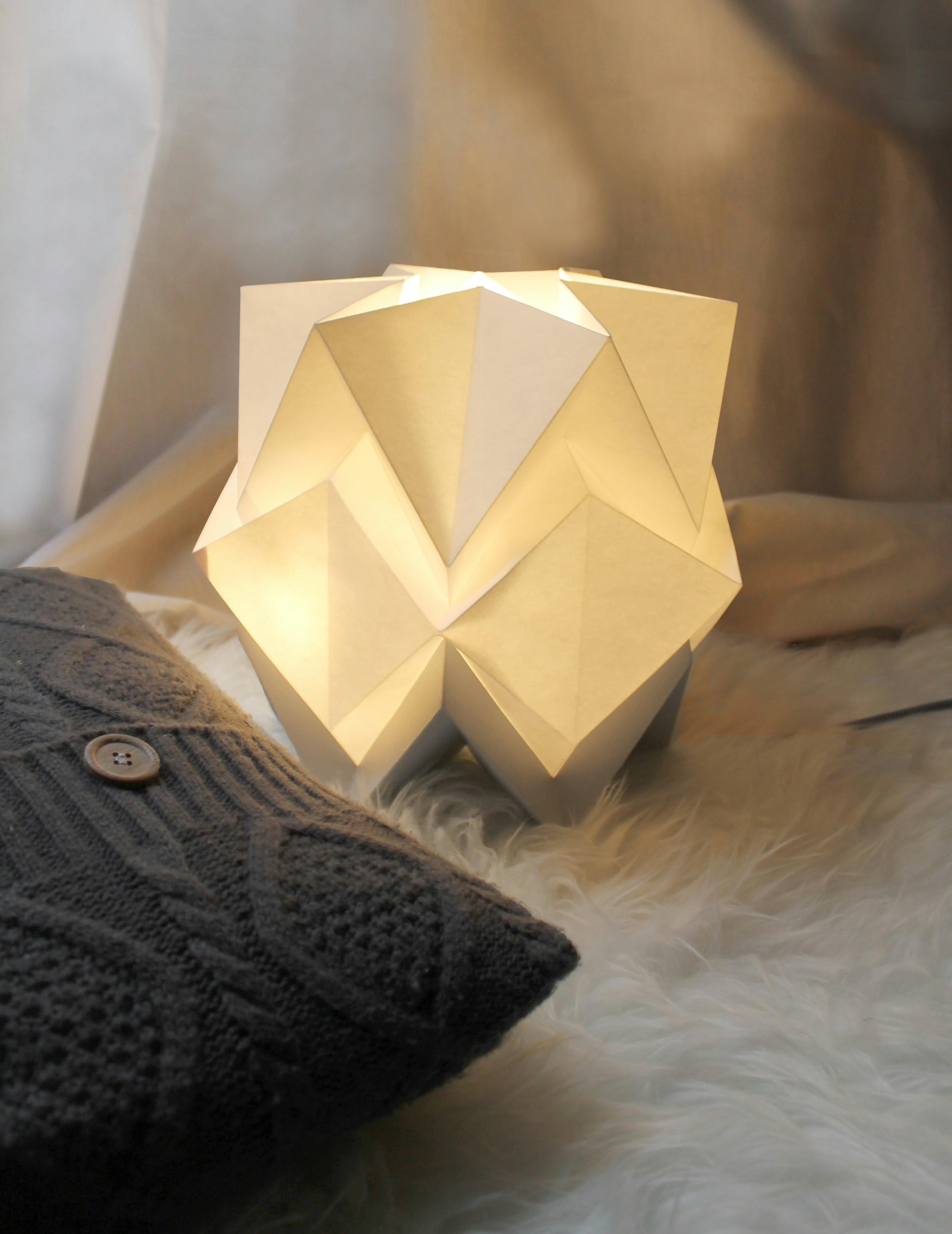 HIKARI - Lampe de table origami bicolore en papier taille M
