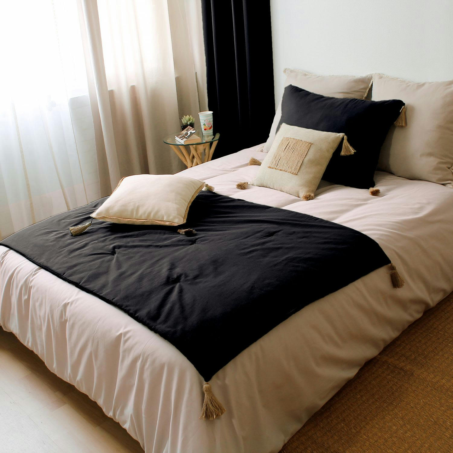 PANAMA - Coussin avec pompons en jute coton noir 70x50