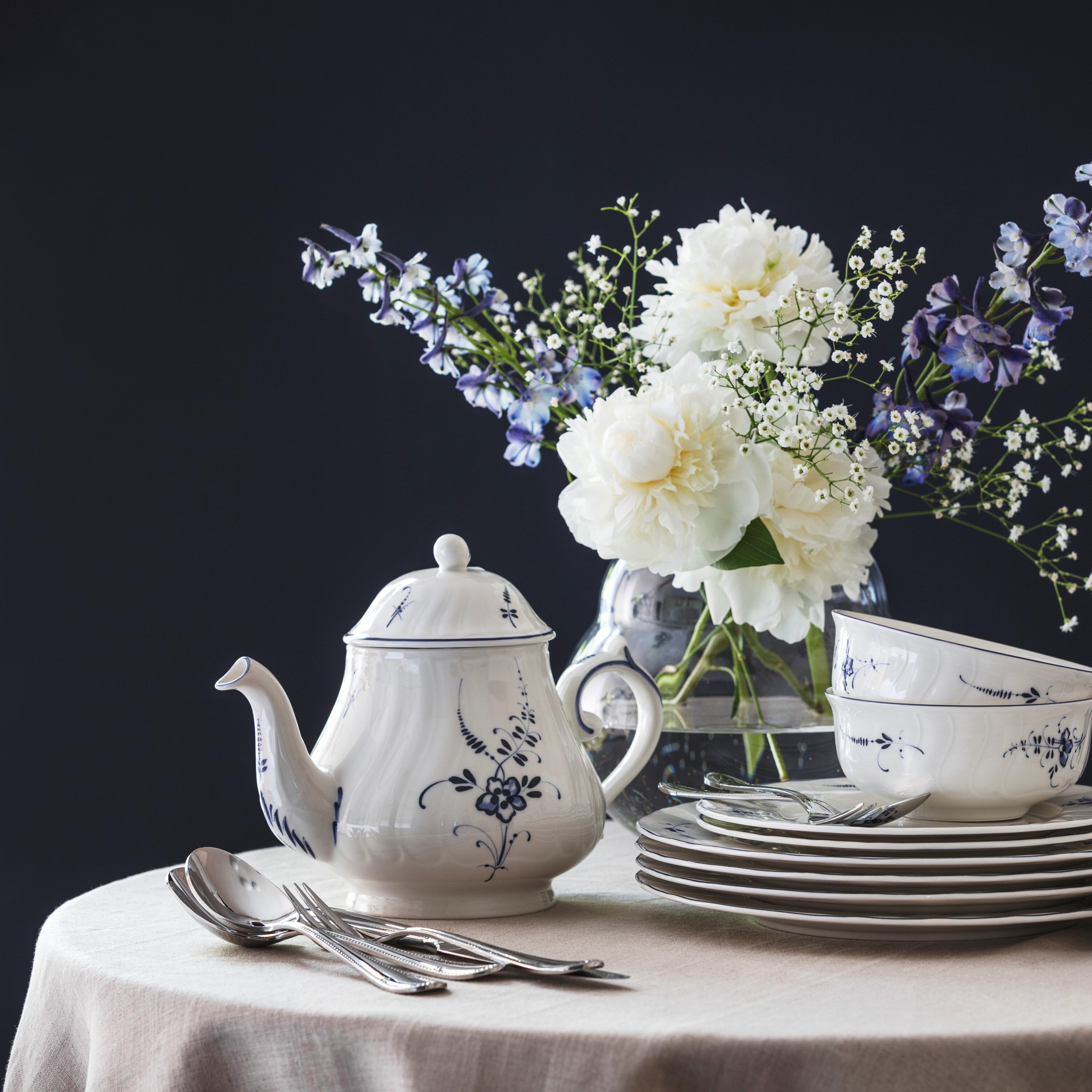 Vieux Luxembourg Teapot - White, 38.3 oz, Premium Porcelain