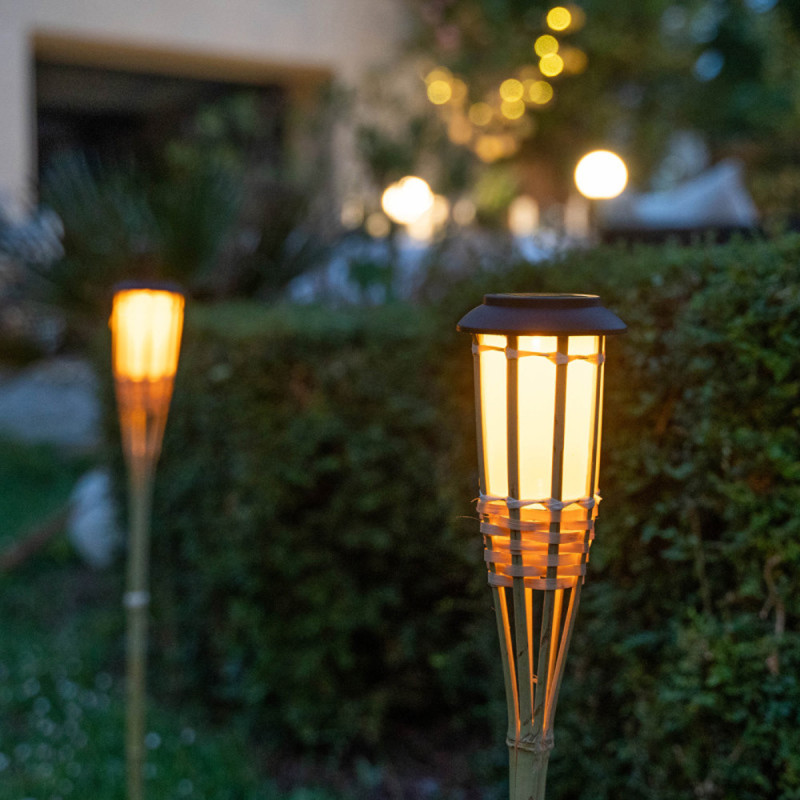 Poteau LED solaire avec effet flamme bambou XANLITE