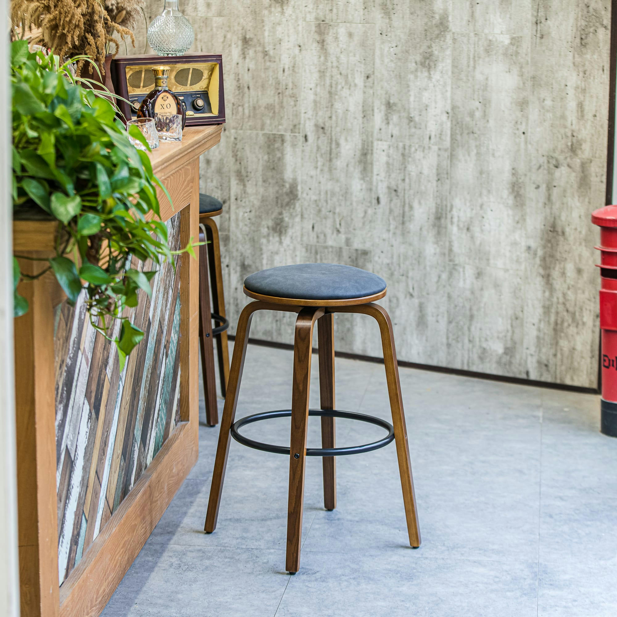 - Lot de 2 tabourets de bar en frêne et simili cuir