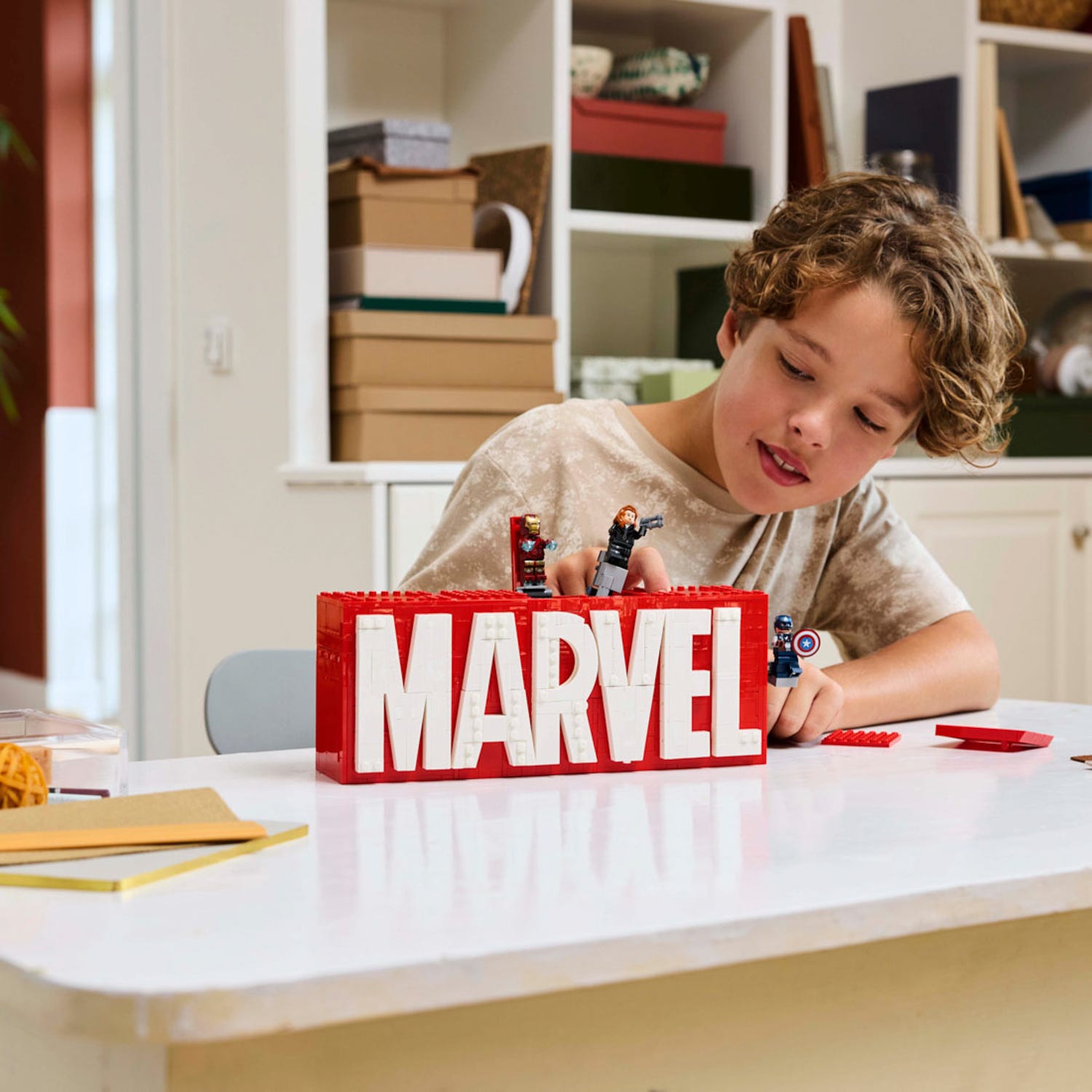 Logo e Minifigure Lego Marvel