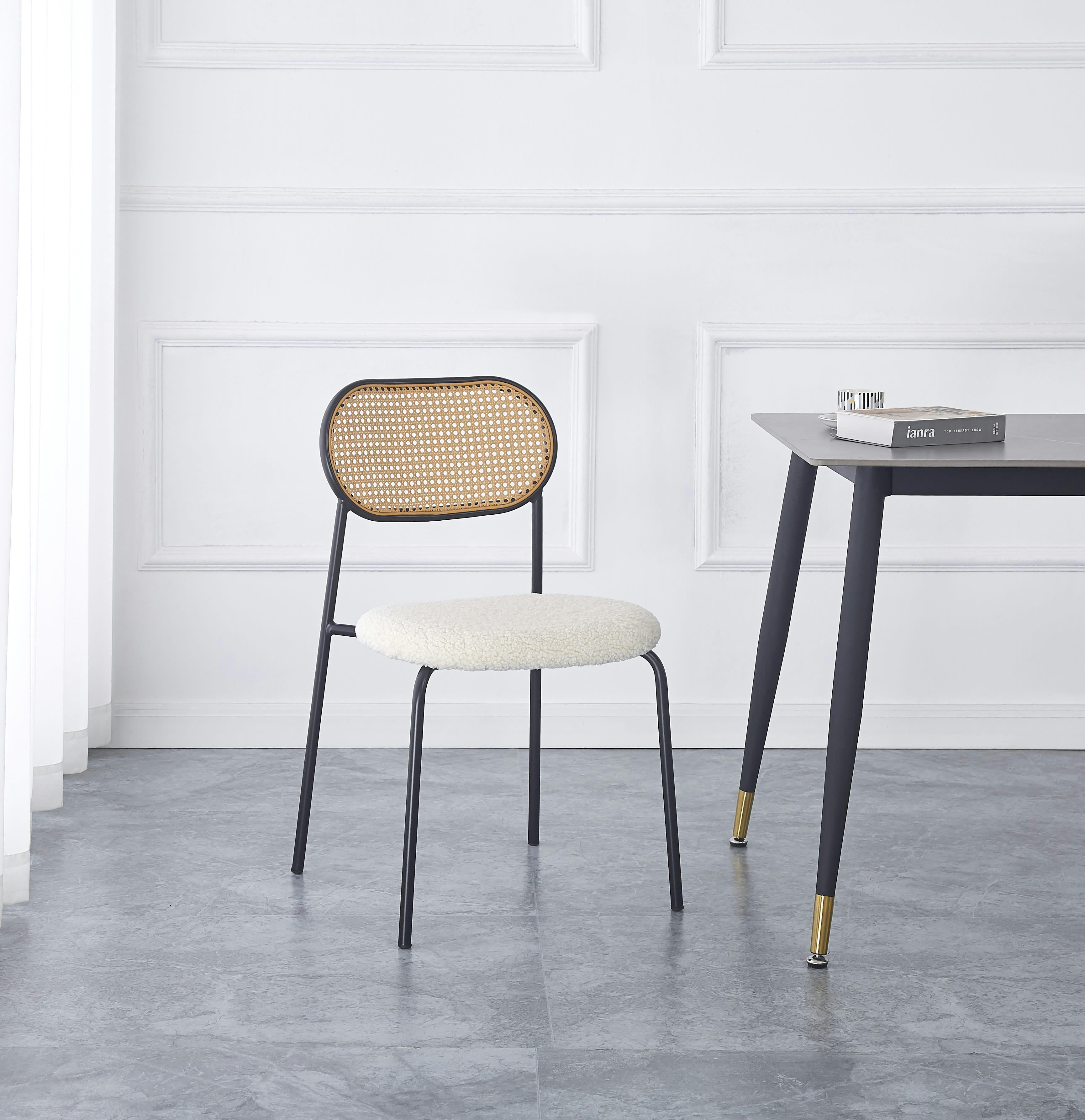 - Lot de 2 chaises en métal et cannage avec assise bouclettes