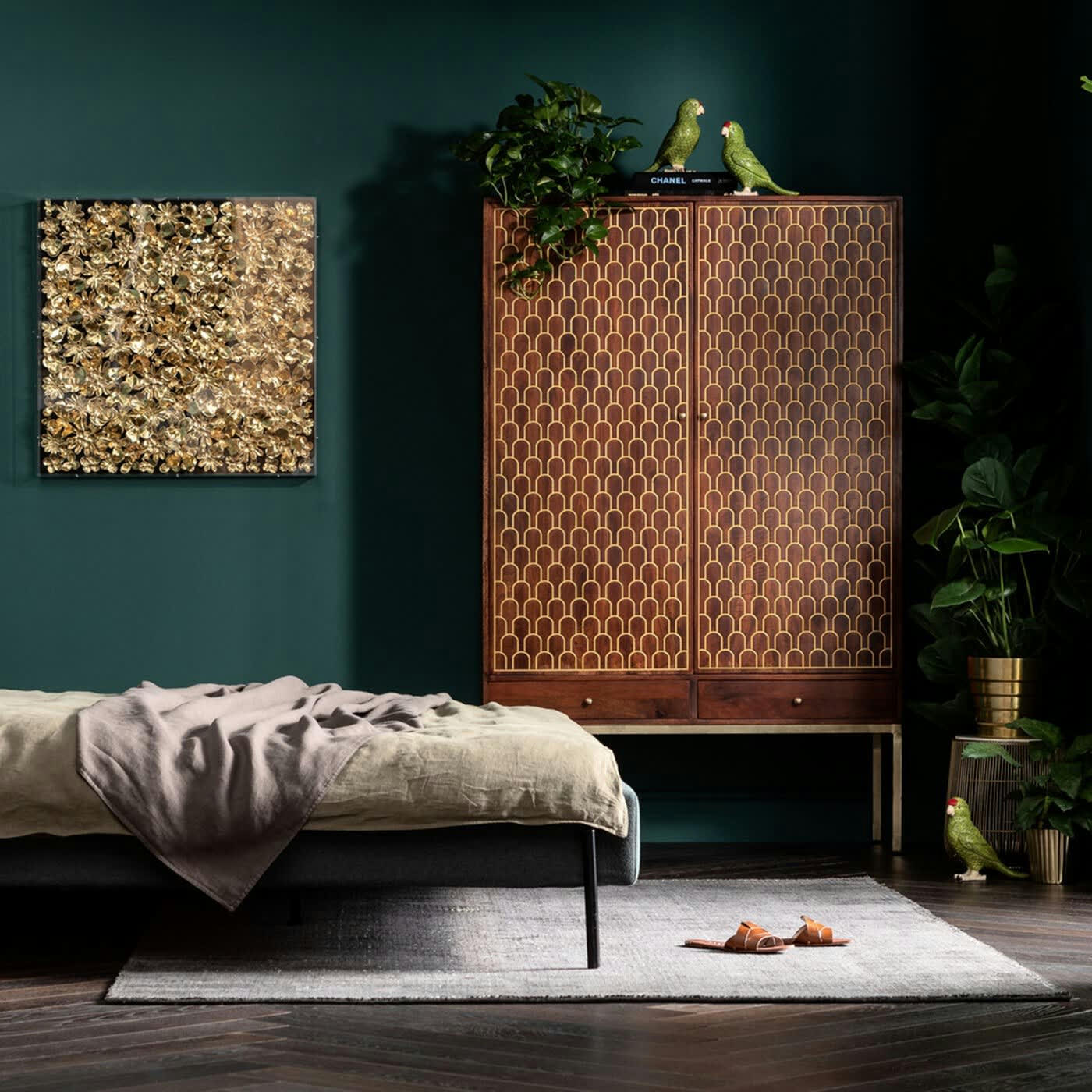 MUSKAT - Armoire 2 portes 2 tiroirs rétro en manguier massif