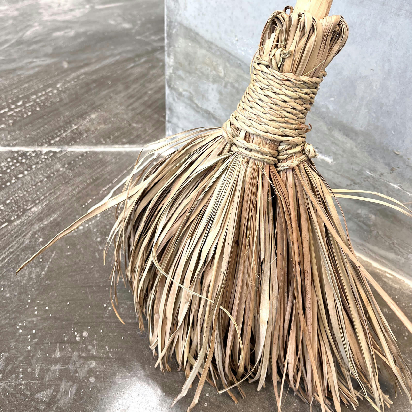 - Balai extérieur bois et palmier bambou/bois naturel 120 cm