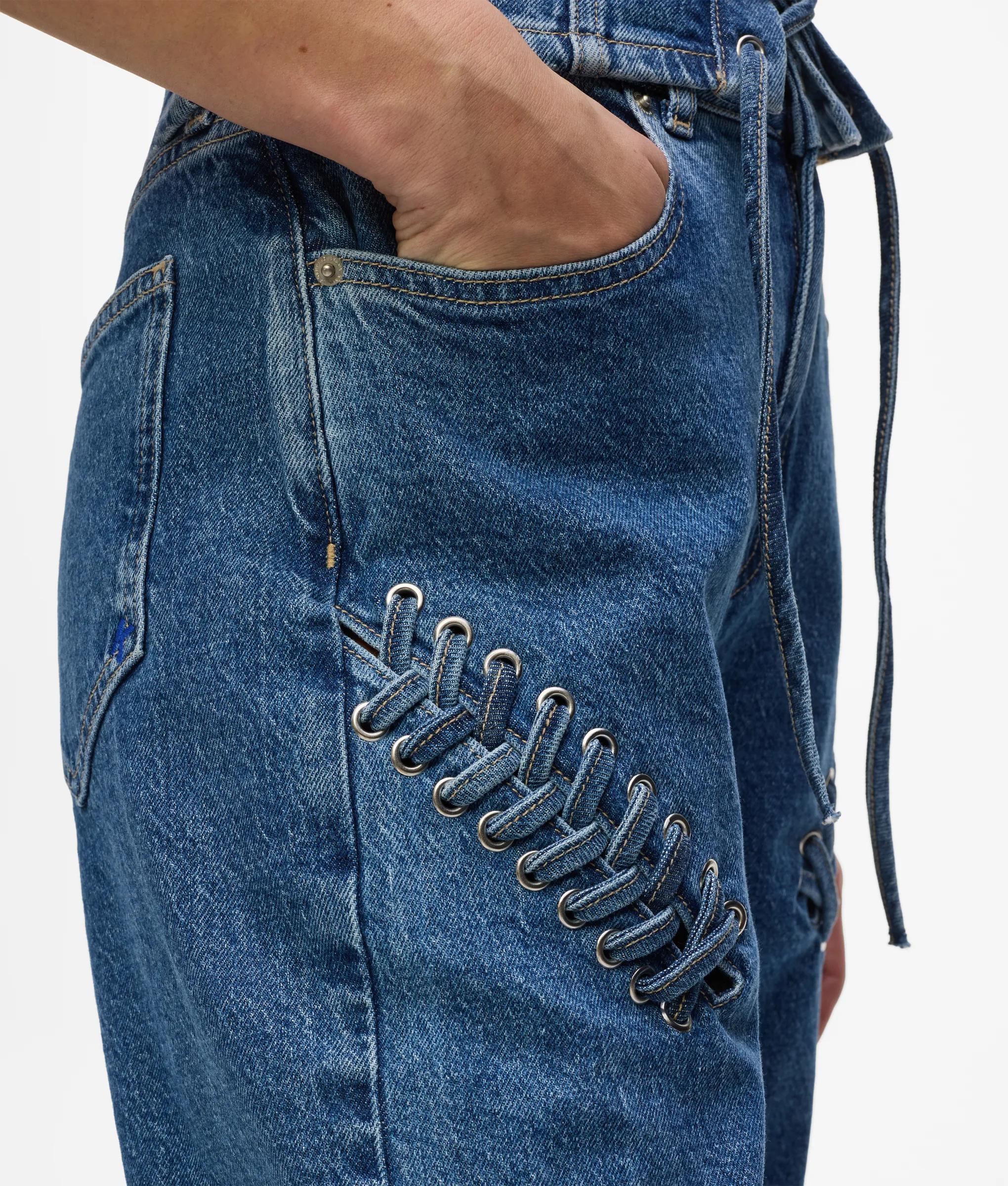 Jean droit taille haute avec détail de cravate