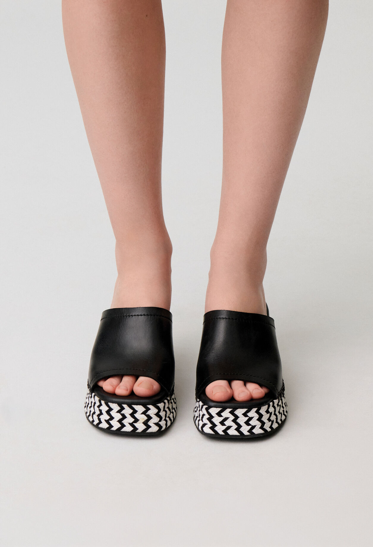 Mules tressées bicolores