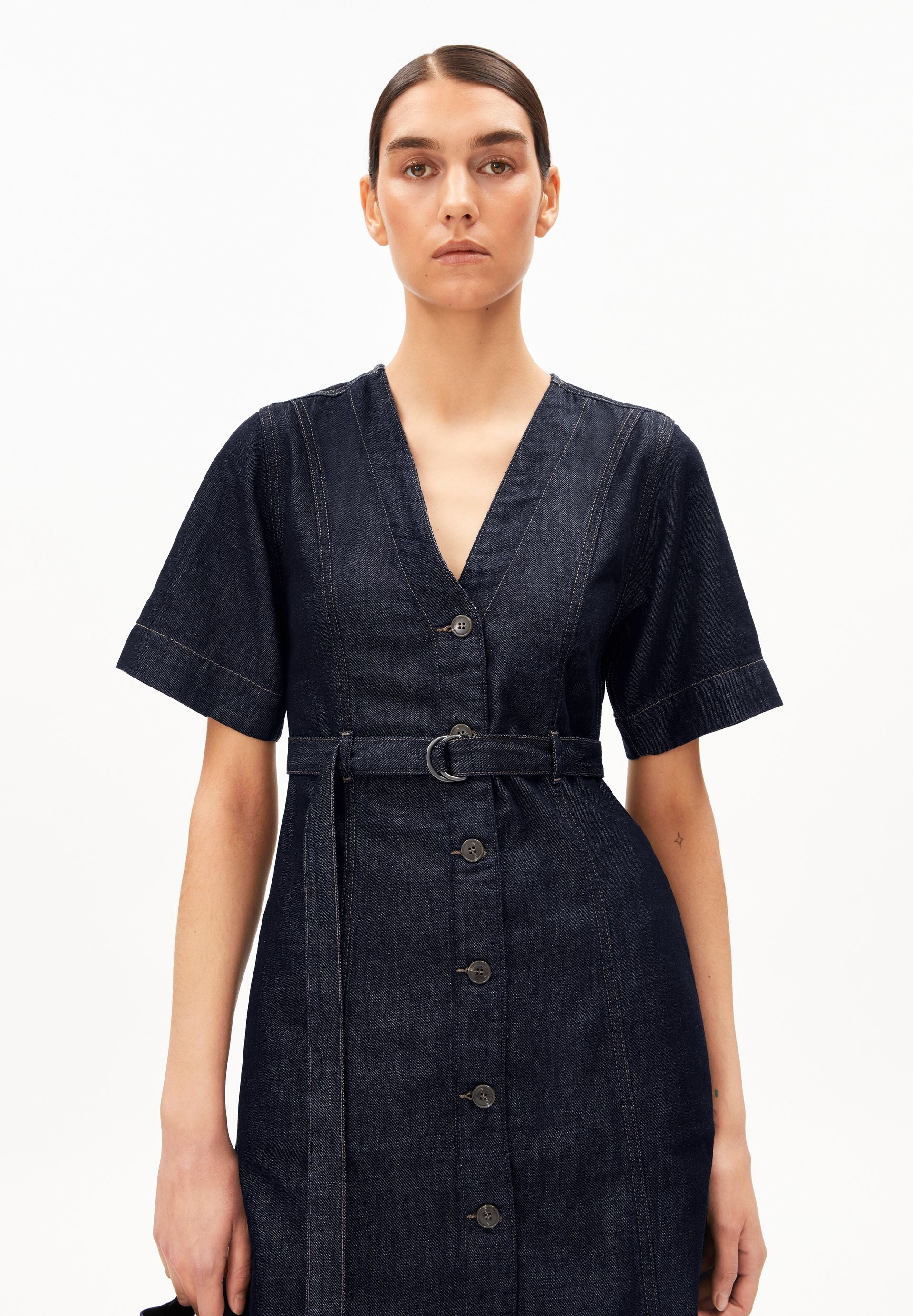 JEANS-MIDI-KLEID MIT GÜRTEL