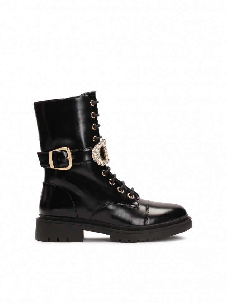 Flat boots with detachable decorative strap
