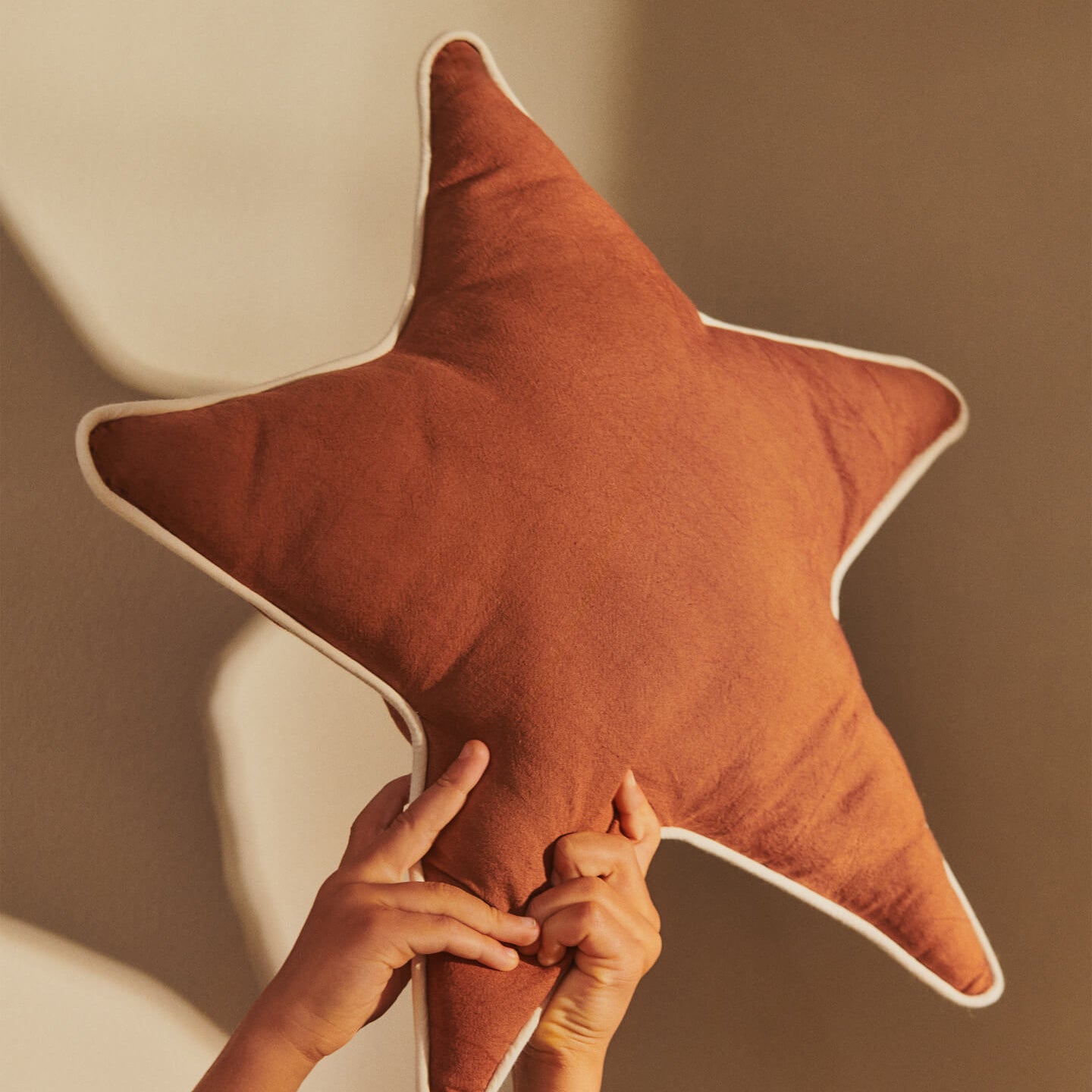 Ferm Living Star Sierkussen - Brown Clay