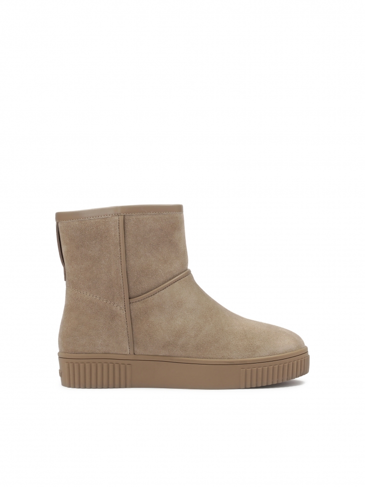 Minimalist suede snow boots
