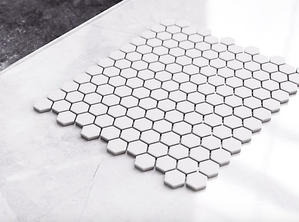 Mosaïque sur résille pour salle de bain et cuisine en céramique 30 cm x 26 cm - Matt white hive