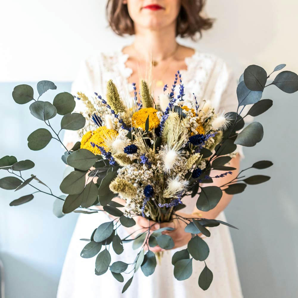 - Bouquet de fleurs séchées à base de lavande et d'eucalyptus