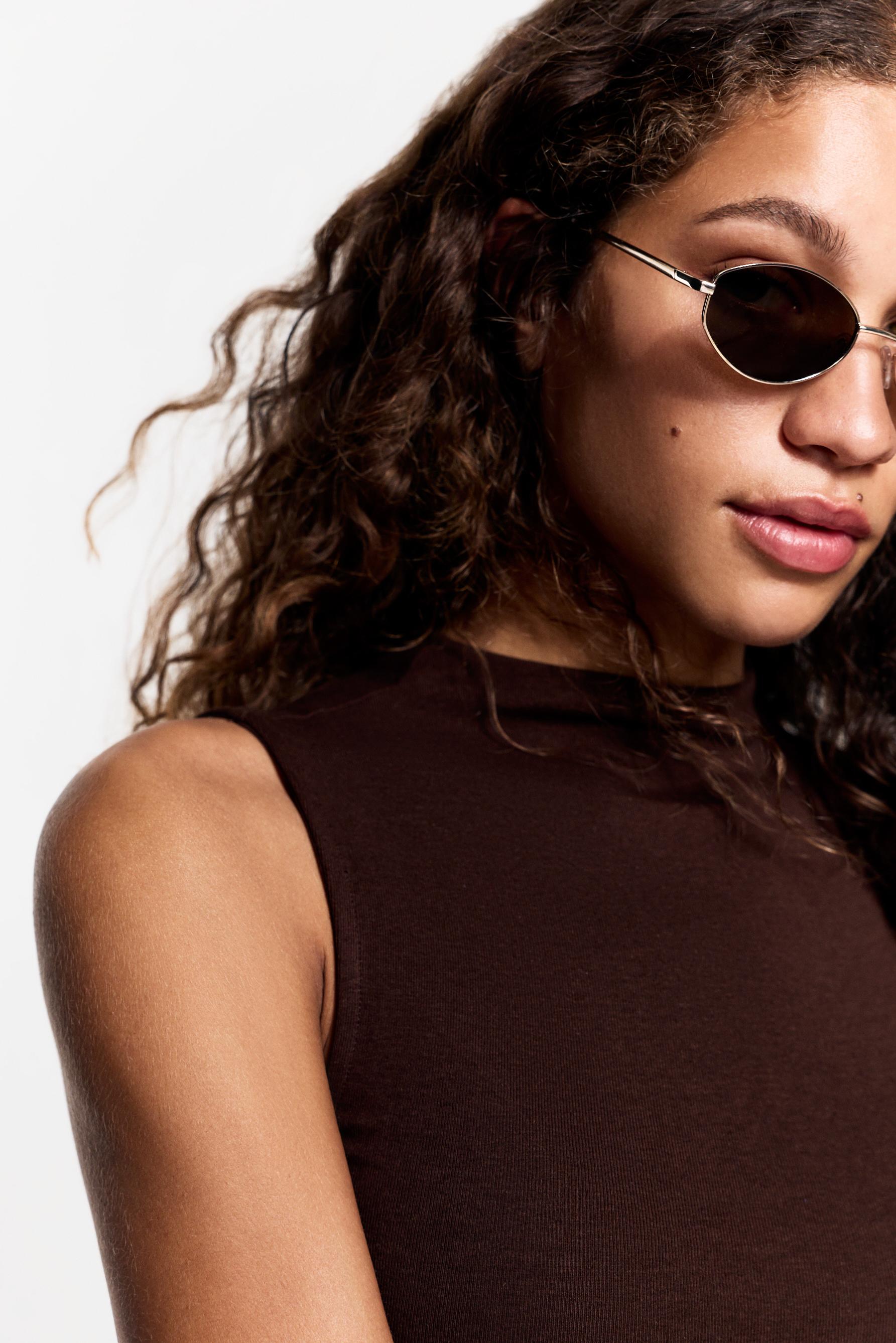 Gafas metálicas ovaladas irregulares