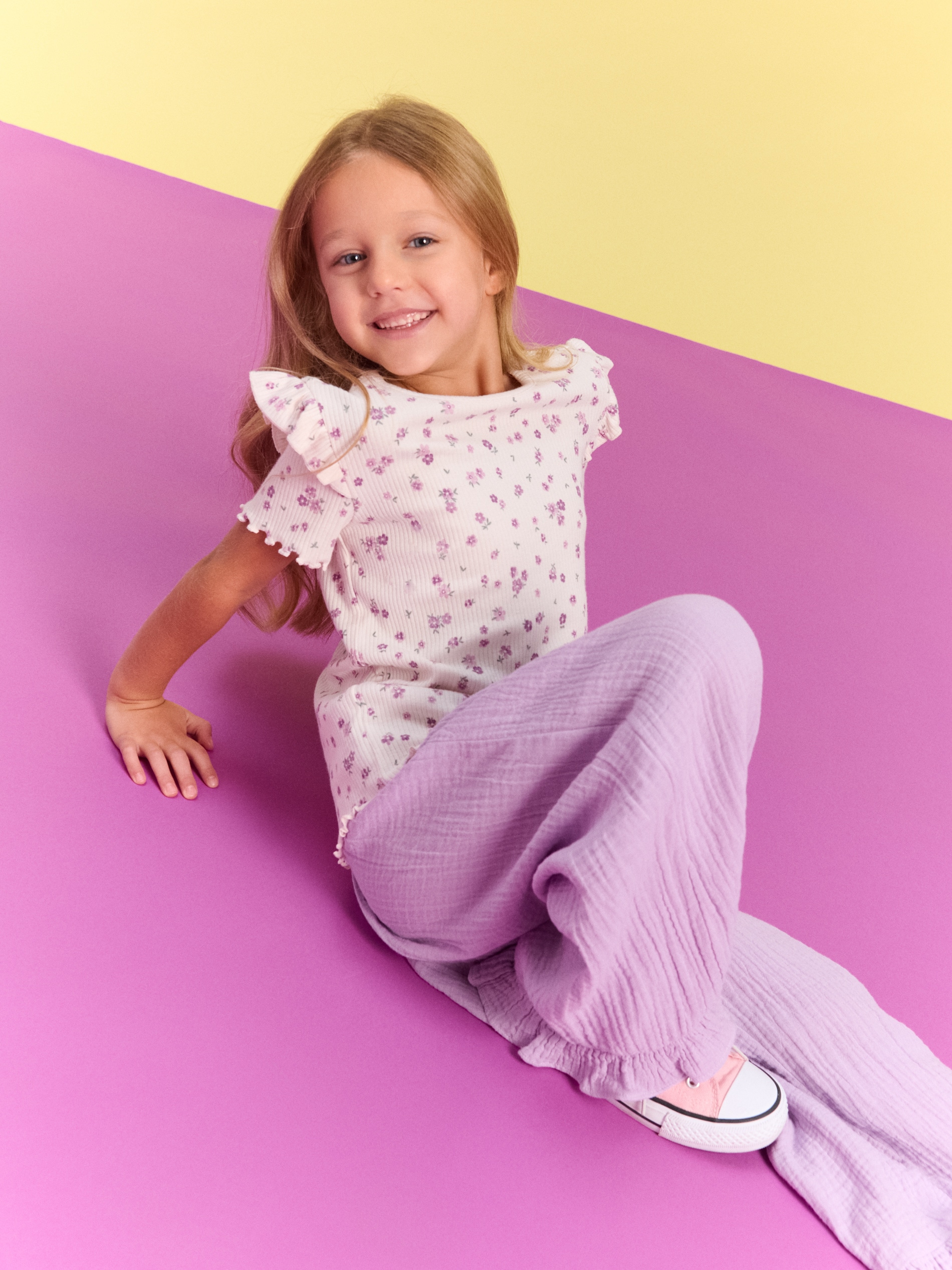 Jeansy wide leg z ozdobną falbanką