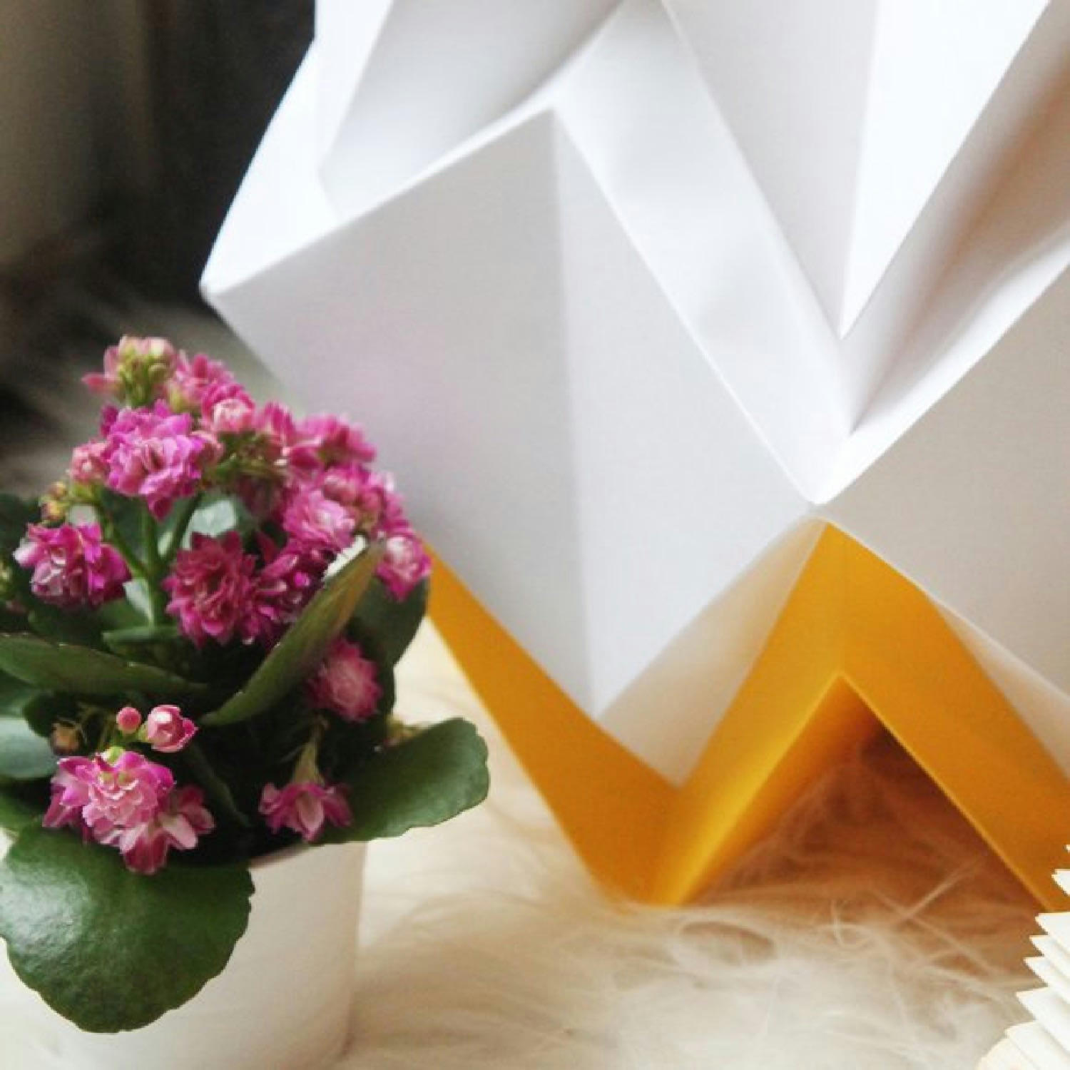 HIKARI - Lampe de table origami bicolore en papier taille M