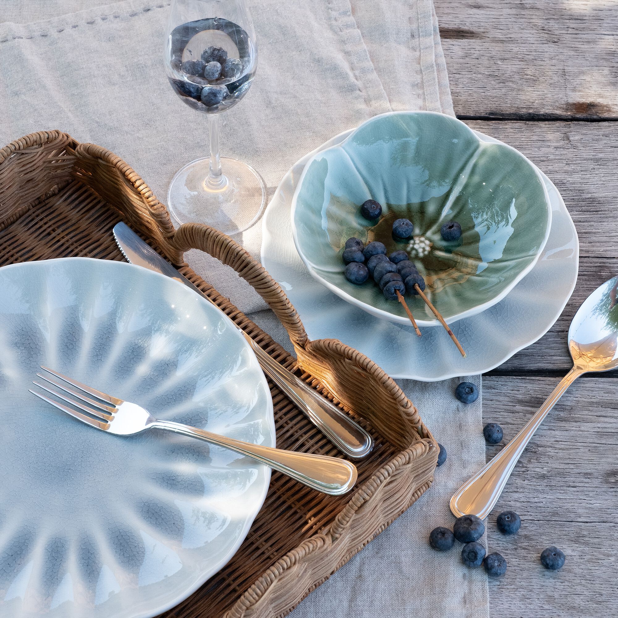 GIULIA - Assiette plate ondulée en grès D26,5cm - bleu