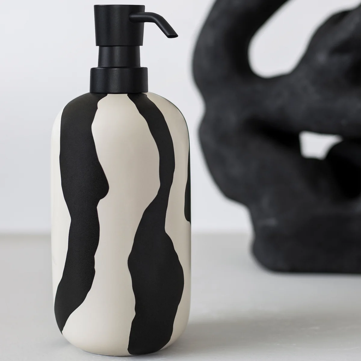 Mette Ditmer - Icon Seifenspender hoch, off-white / schwarz
