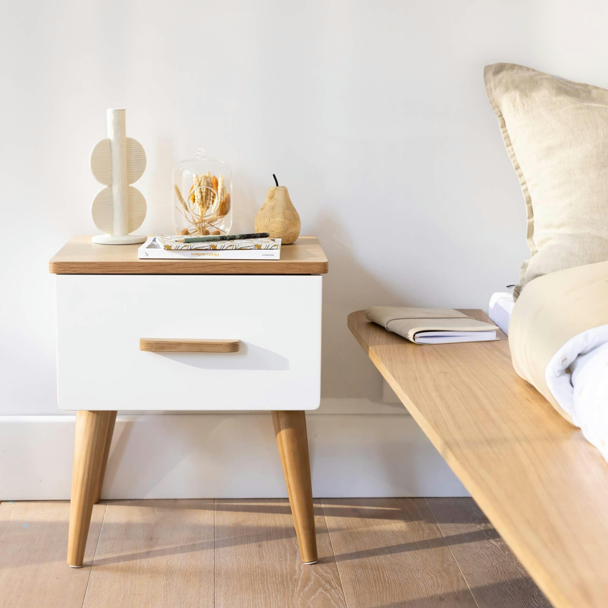 - Chevet en bois naturel et blanc