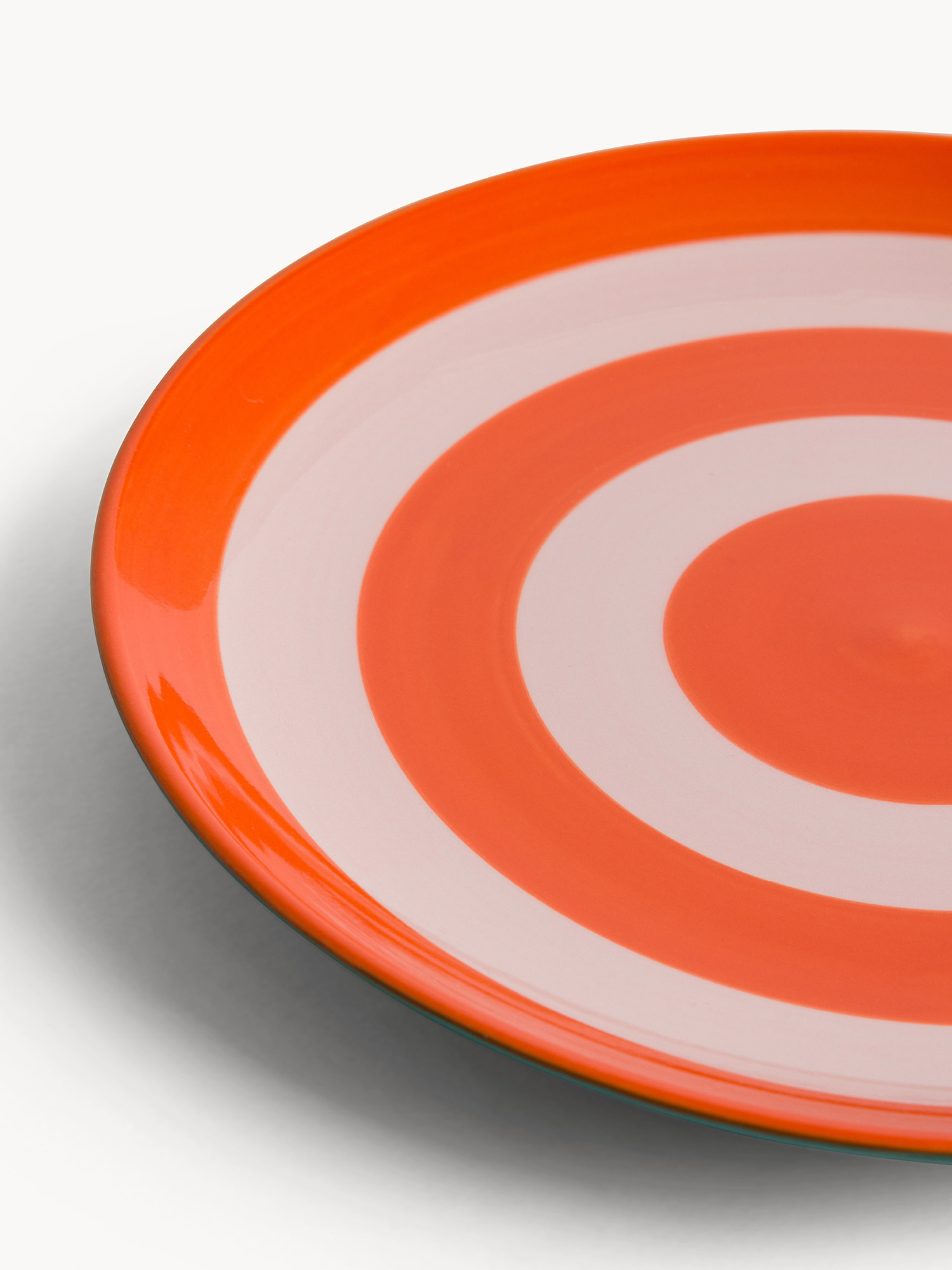 Piatto piano in ceramica a righe circolari