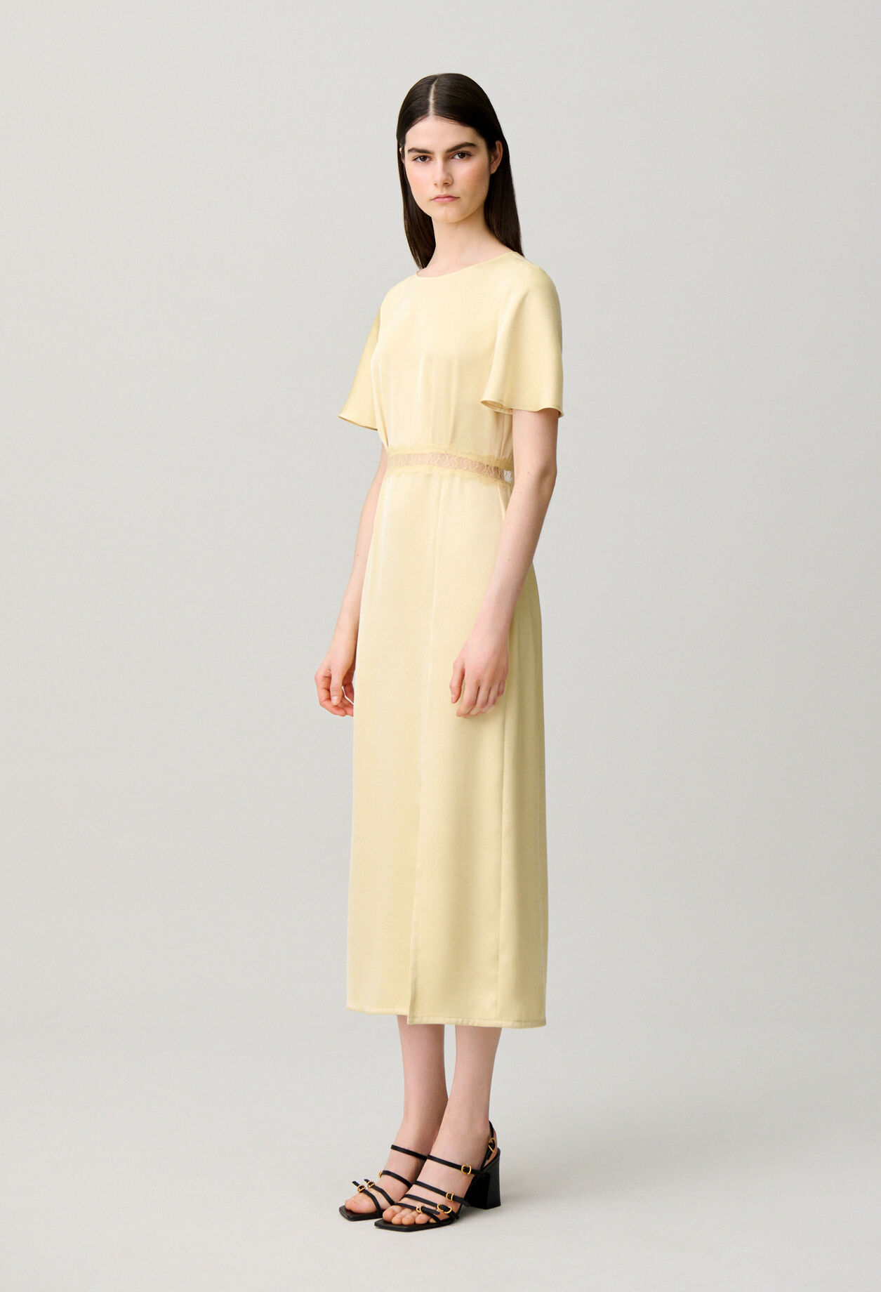 Robe satinée dentelle dos nu