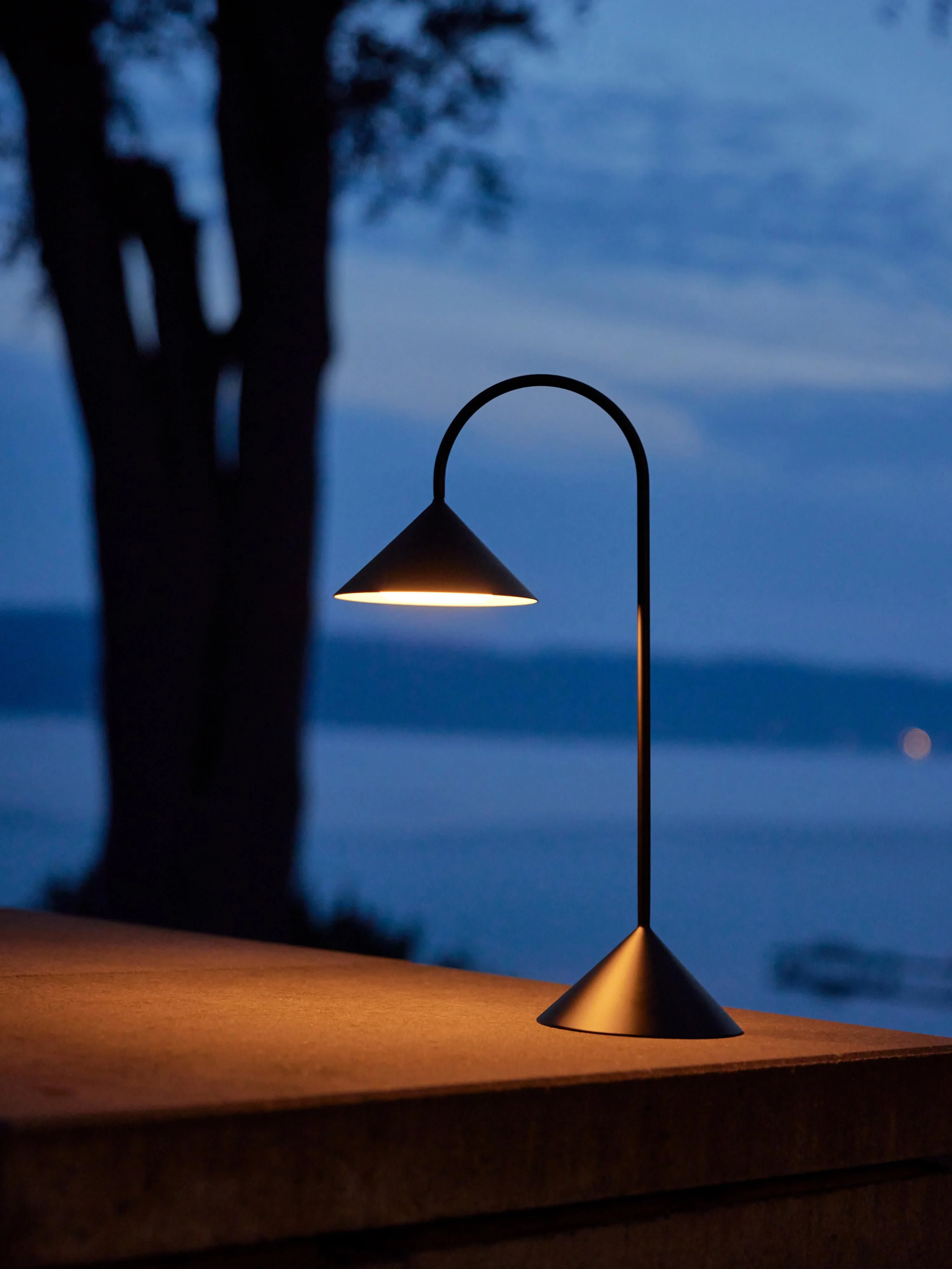 Mobile Outdoor-LED-Tischlampe Grasp, dimmbar