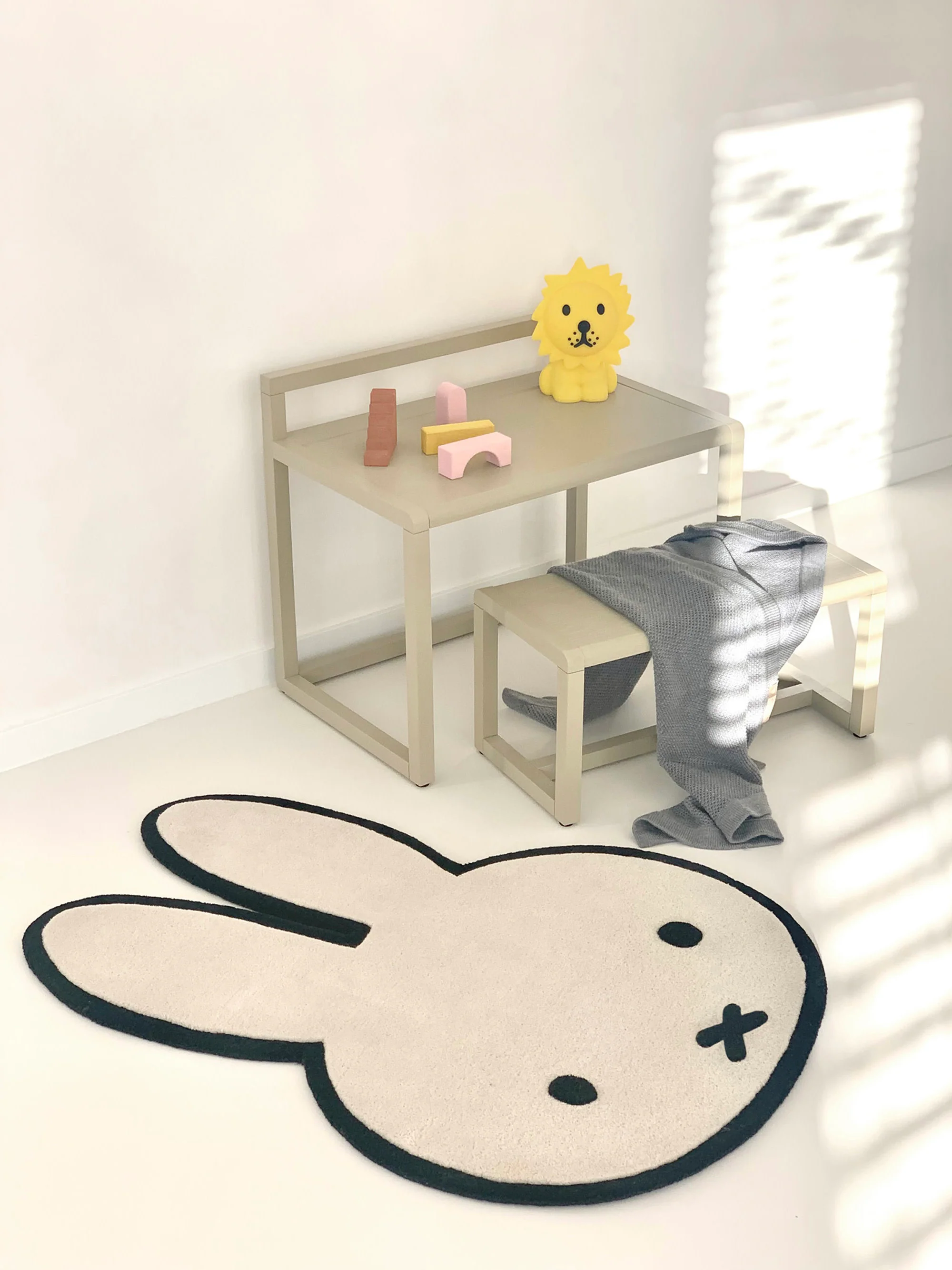 Handgetufteter Kinderteppich Miffy in Hasenform