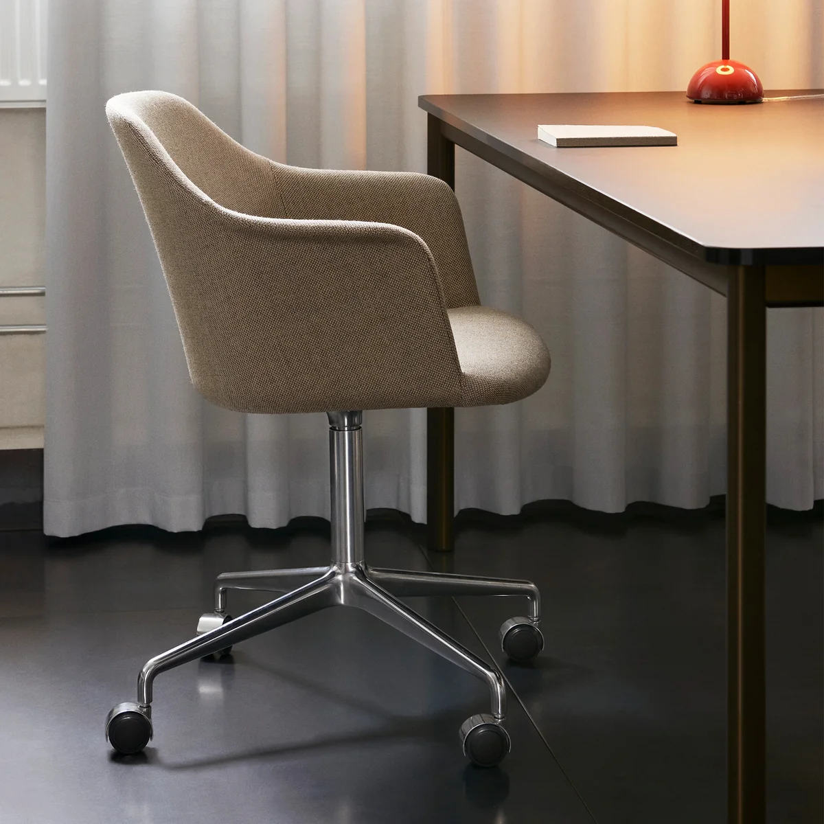 &Tradition - Rely HW50 Armlehnstuhl mit Rollen, Aluminium poliert / Kvadrat Re-Wool 218