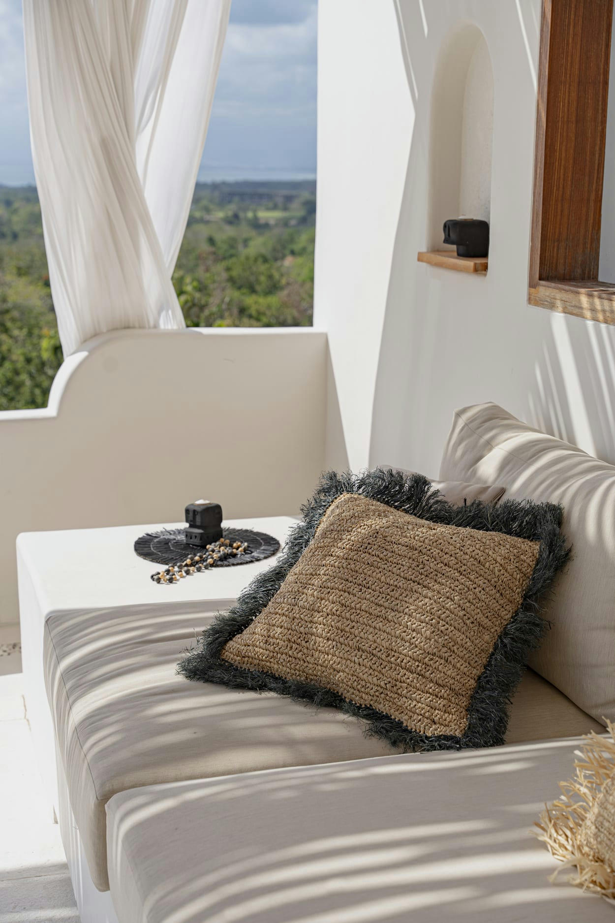 RAFFIA - Coussin en raphia naturel noir 60x60