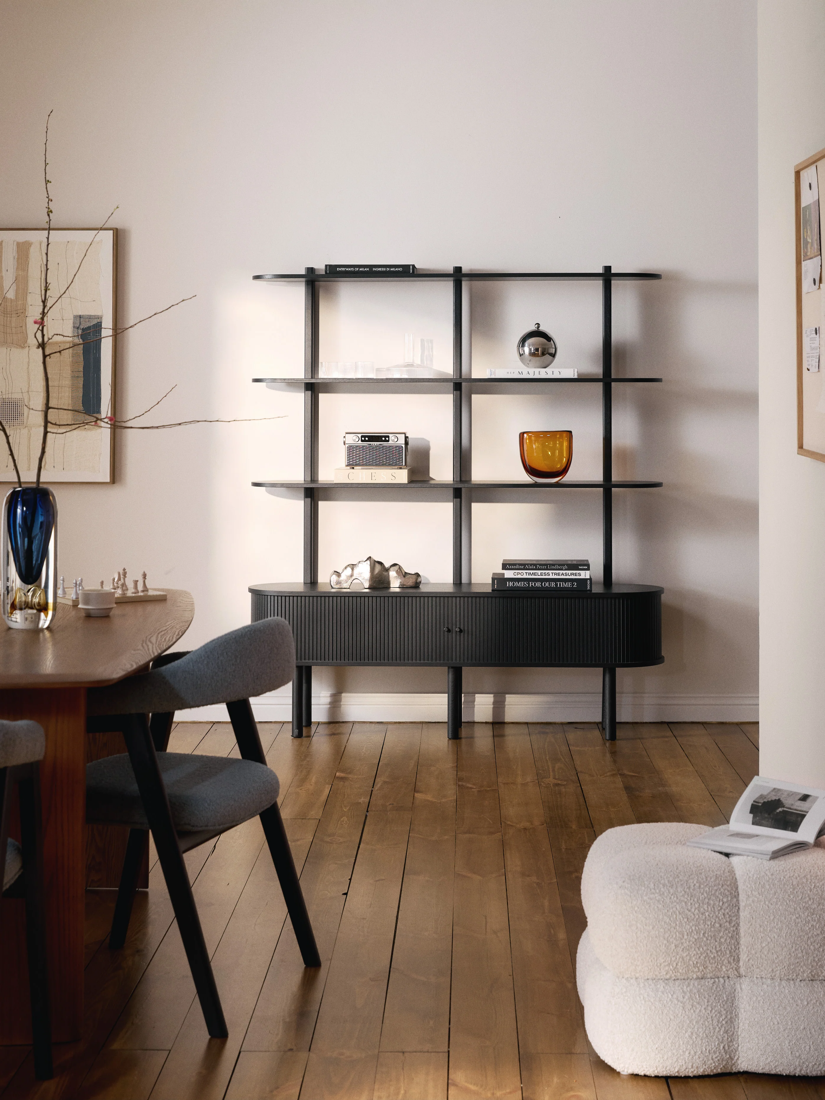 Regal Calary mit geriffelter Front