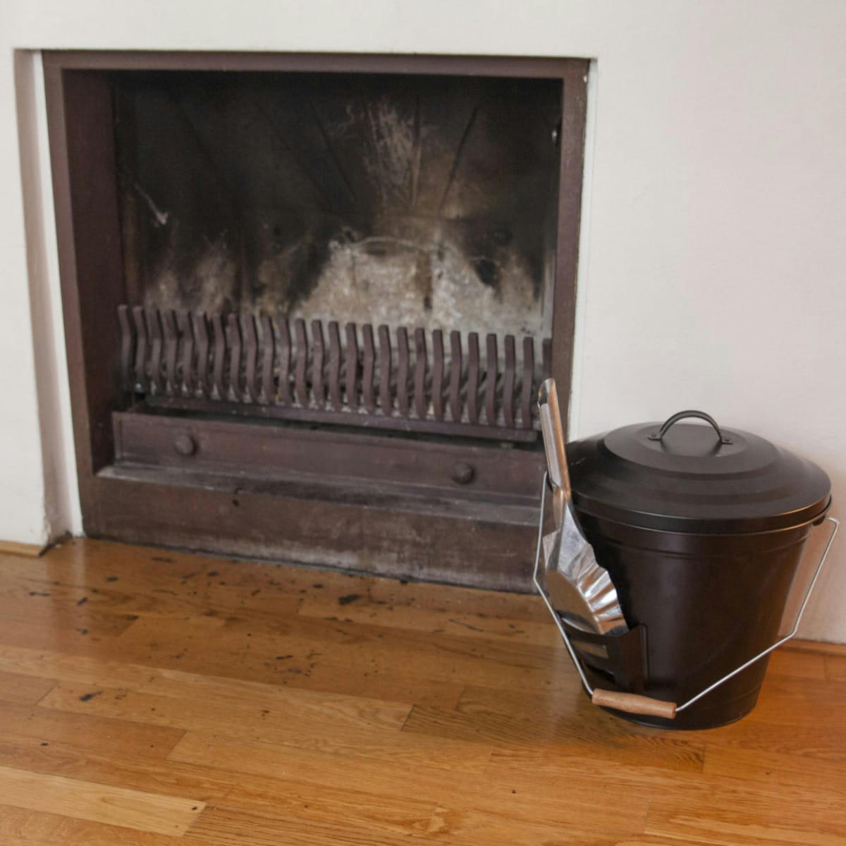 CENDRES - Seau à cendres de cheminée en métal noir avec pelle 14L