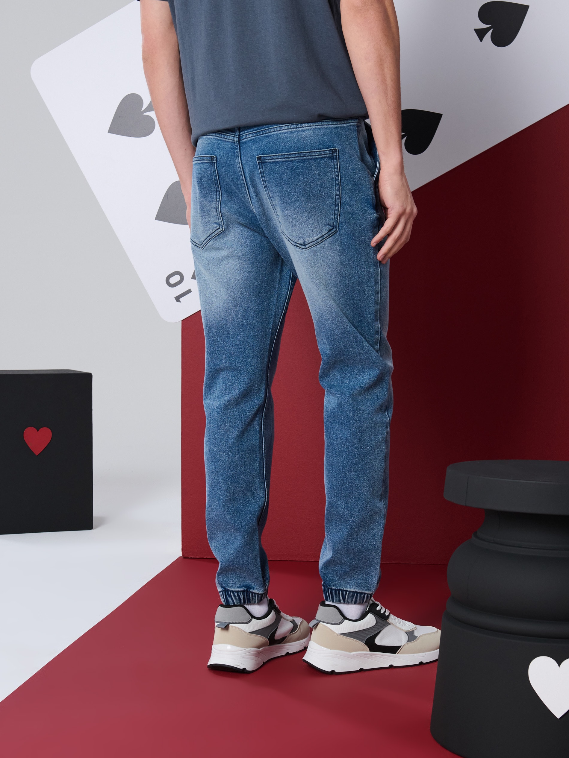Jeansy jogger z efektem sprania