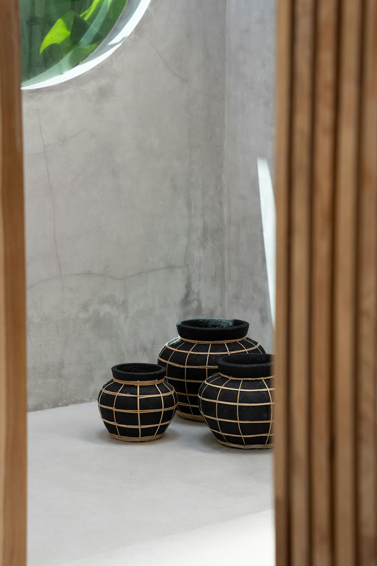 BELLY - Vase en terre cuite noire naturel H27