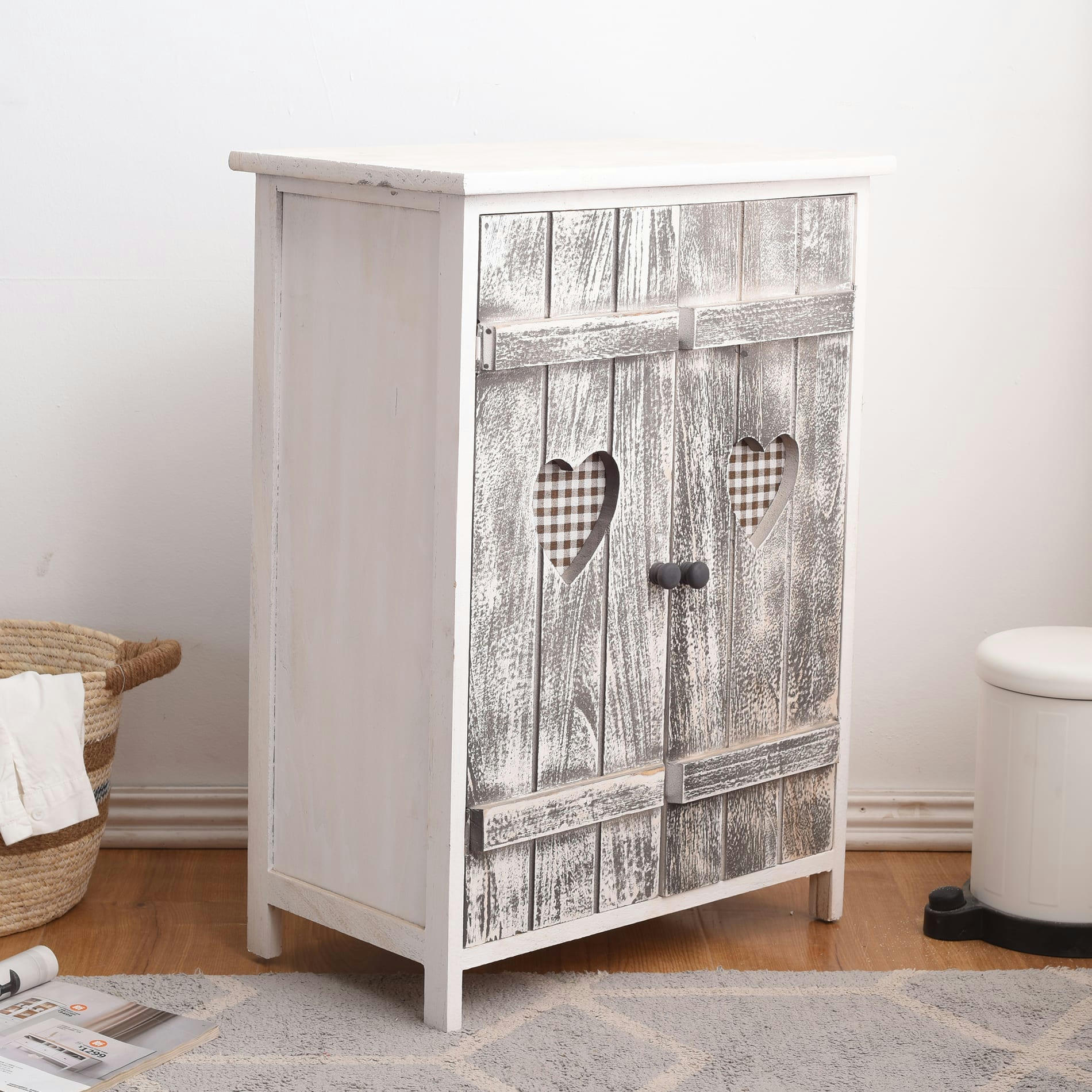 - Commode sculptures en cœur 2 portes en bois gris blanc et tissu