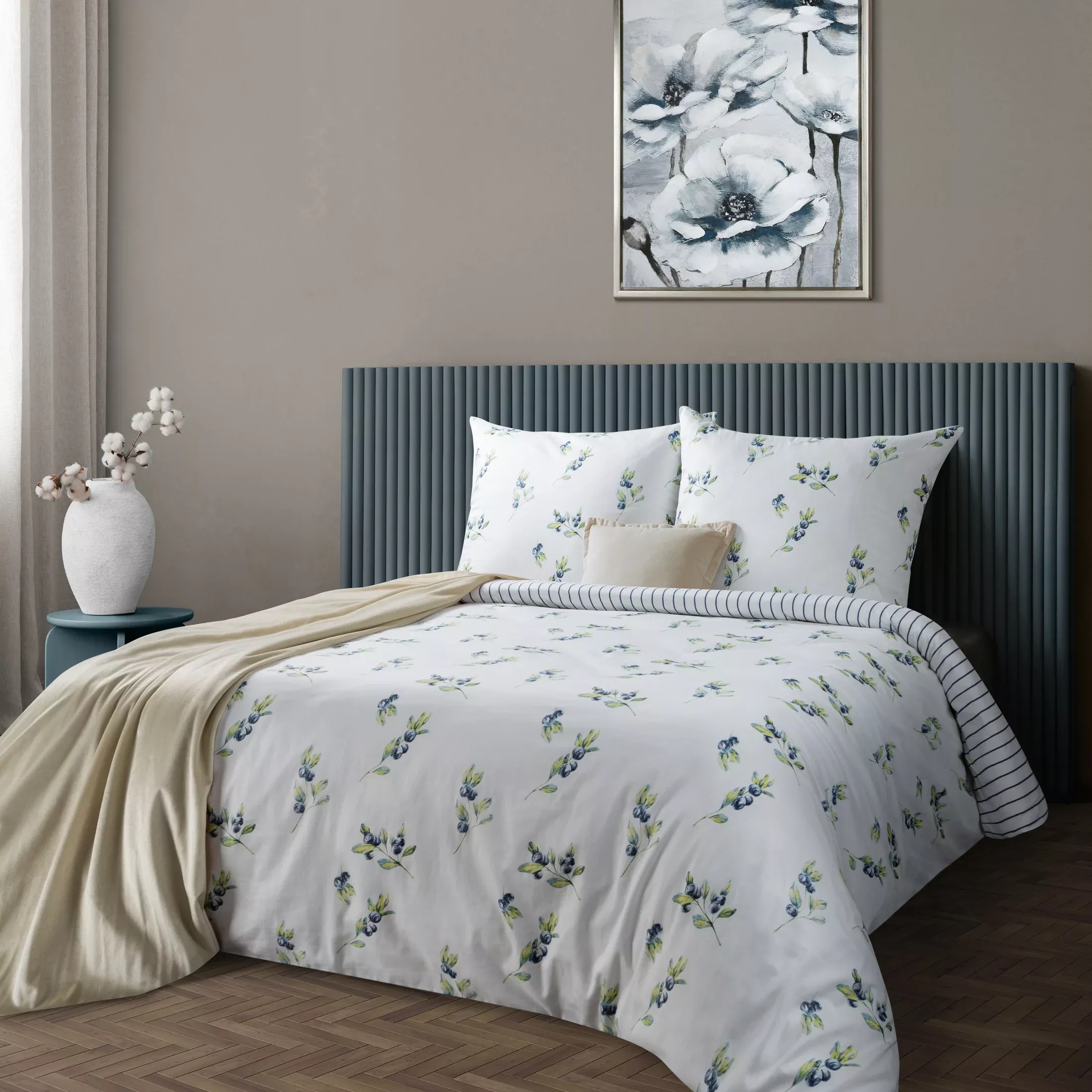 Pościel satynowa 160x200 cm komplet 3 częściowy kolor biało, granatowy zdobiona nadrukiem uroczych jagódek RAYA 4