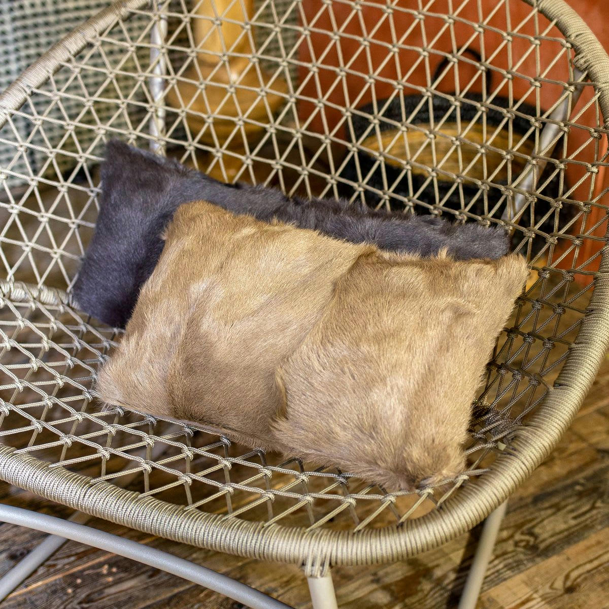 GOAT - Coussin en poils de chèvre frisés gris 25x50cm