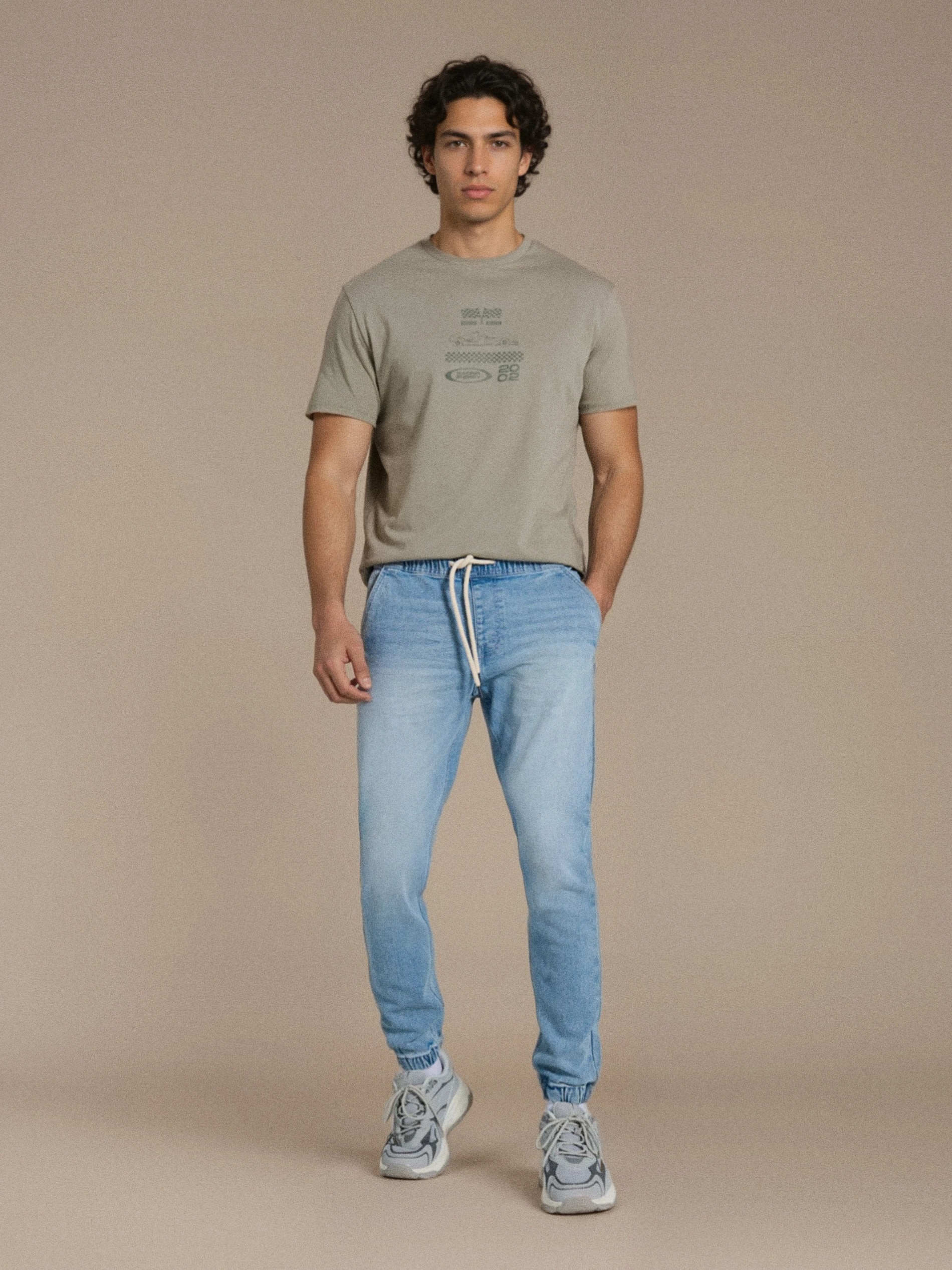 Jeansy jogger z efektem sprania