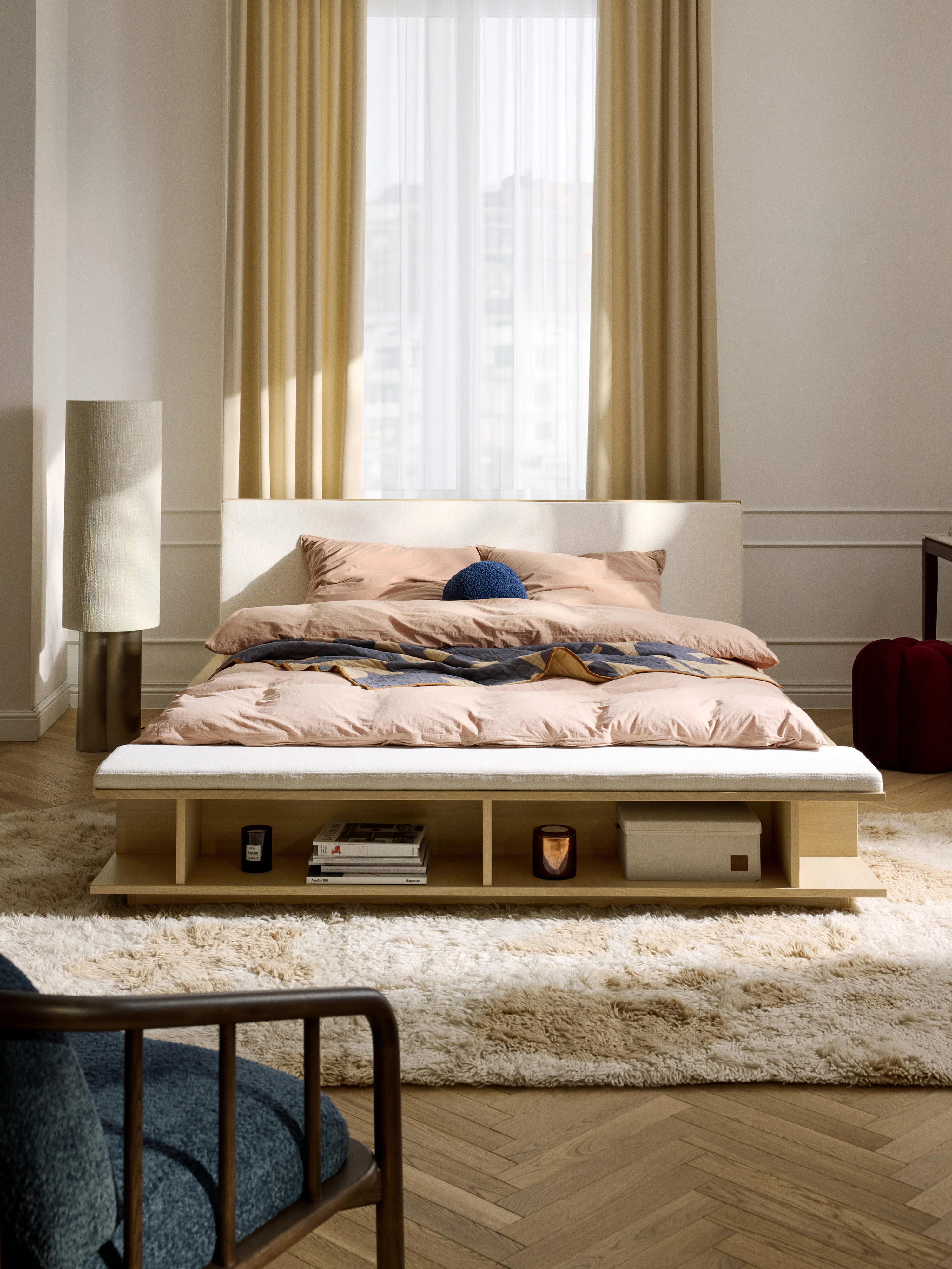 Holz-Bettgestell Clark mit Bank und Seitenablagen