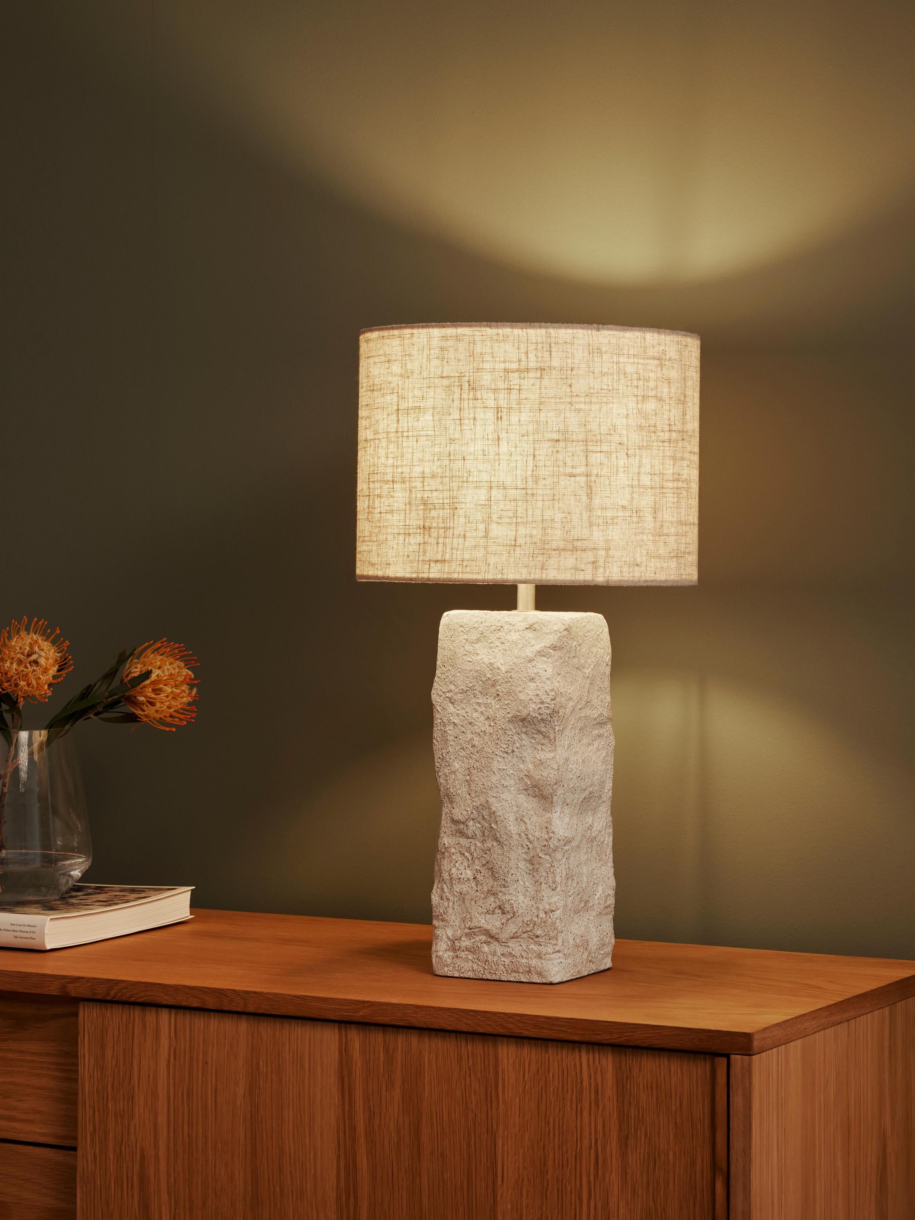 Große Tischlampe Kiri mit Betonfuß