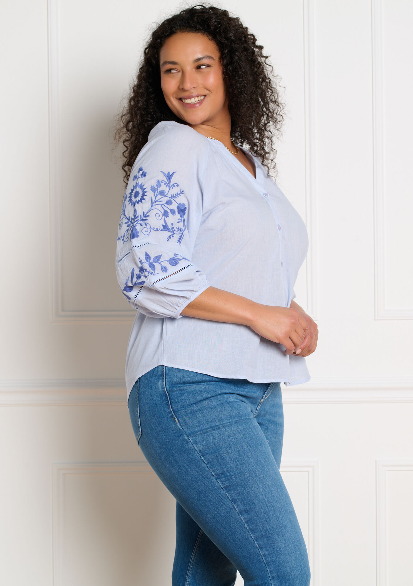 Romantisch geborduurd hemd